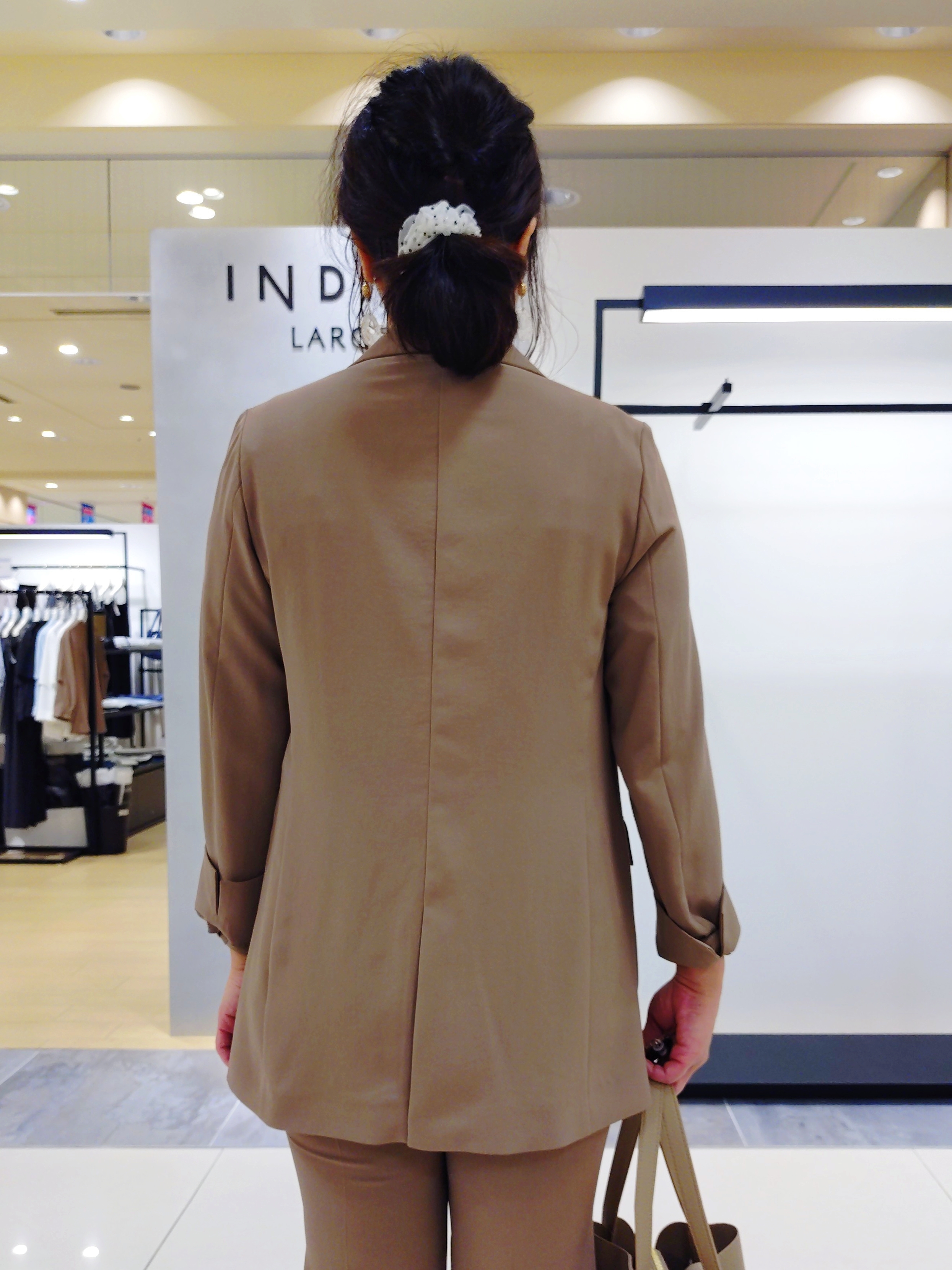 TOMOMIさんの「INDIVI｜【初秋/UVケア/着る日傘】テーパードパンツ」を使ったコーディネート