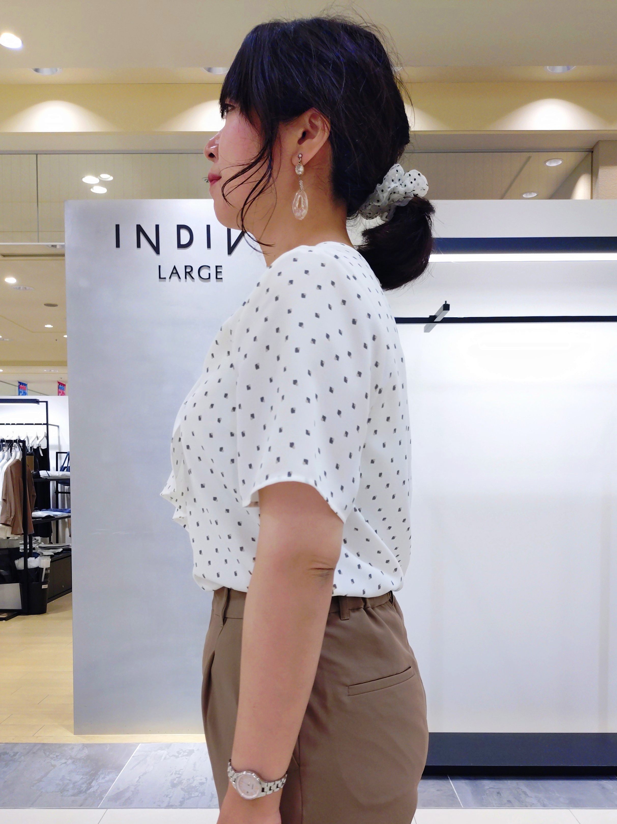 TOMOMIさんの「INDIVI｜【初秋/UVケア/着る日傘】テーパードパンツ」を使ったコーディネート