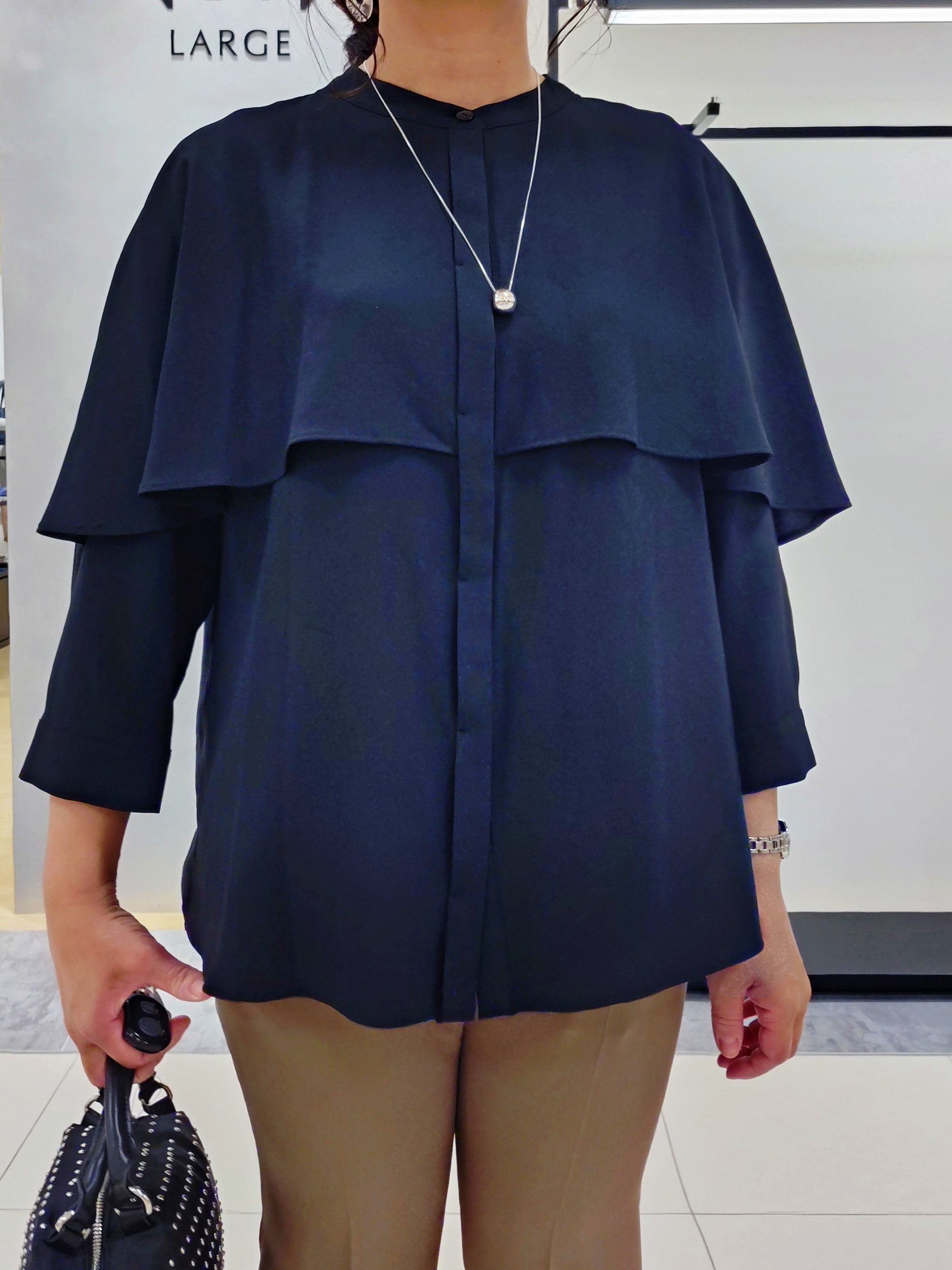 TOMOMIさんの「INDIVI｜【羽織りにも！/UVケア/着る日傘】ケープ風ブラウス」を使ったコーディネート