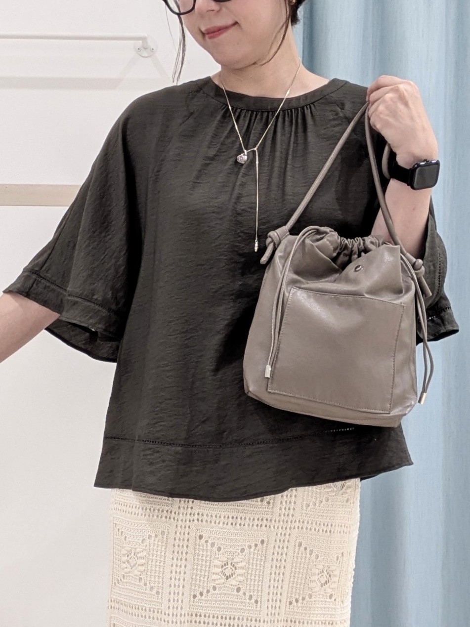 miyuさんの「SHOO･LA･RUE｜【S-LL/洗濯機可/体型カバー】はしごレースがポイント スラブポンチョ風ブラウス」を使ったコーディネート