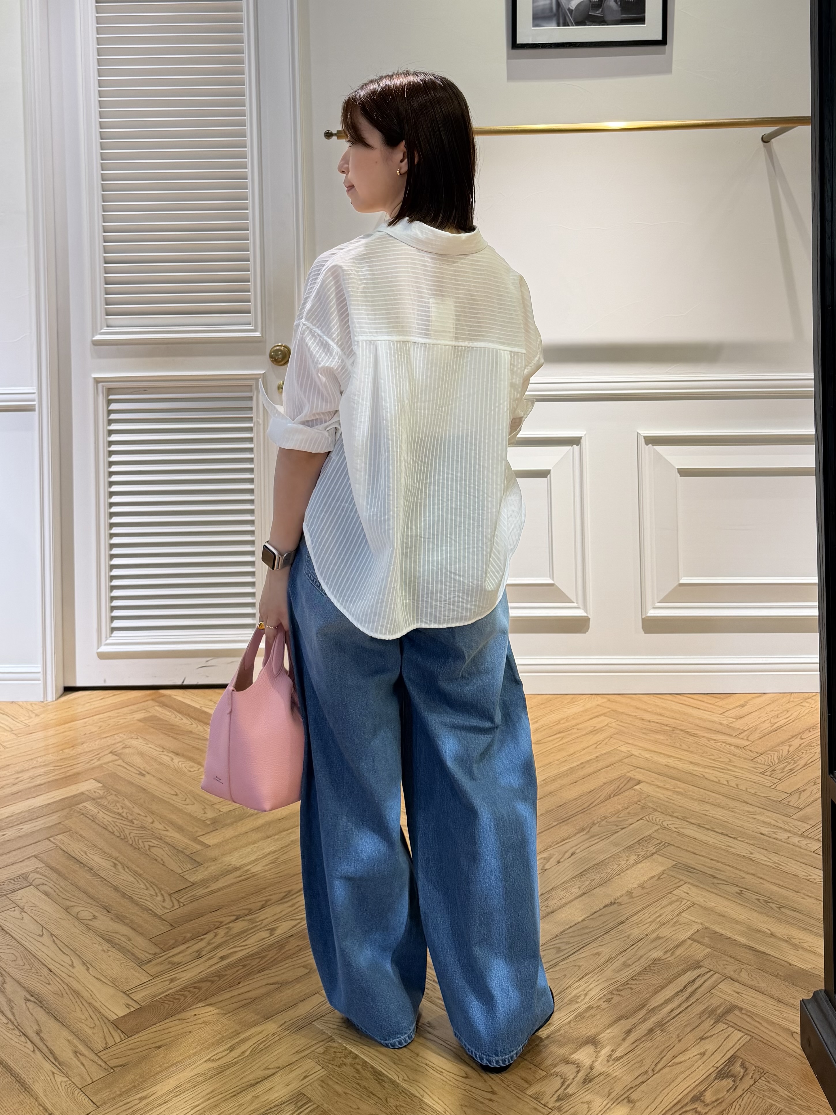 つじ まこさんの「DRESSTERIOR｜◆シアーストライプクロップドシャツ」を使ったコーディネート