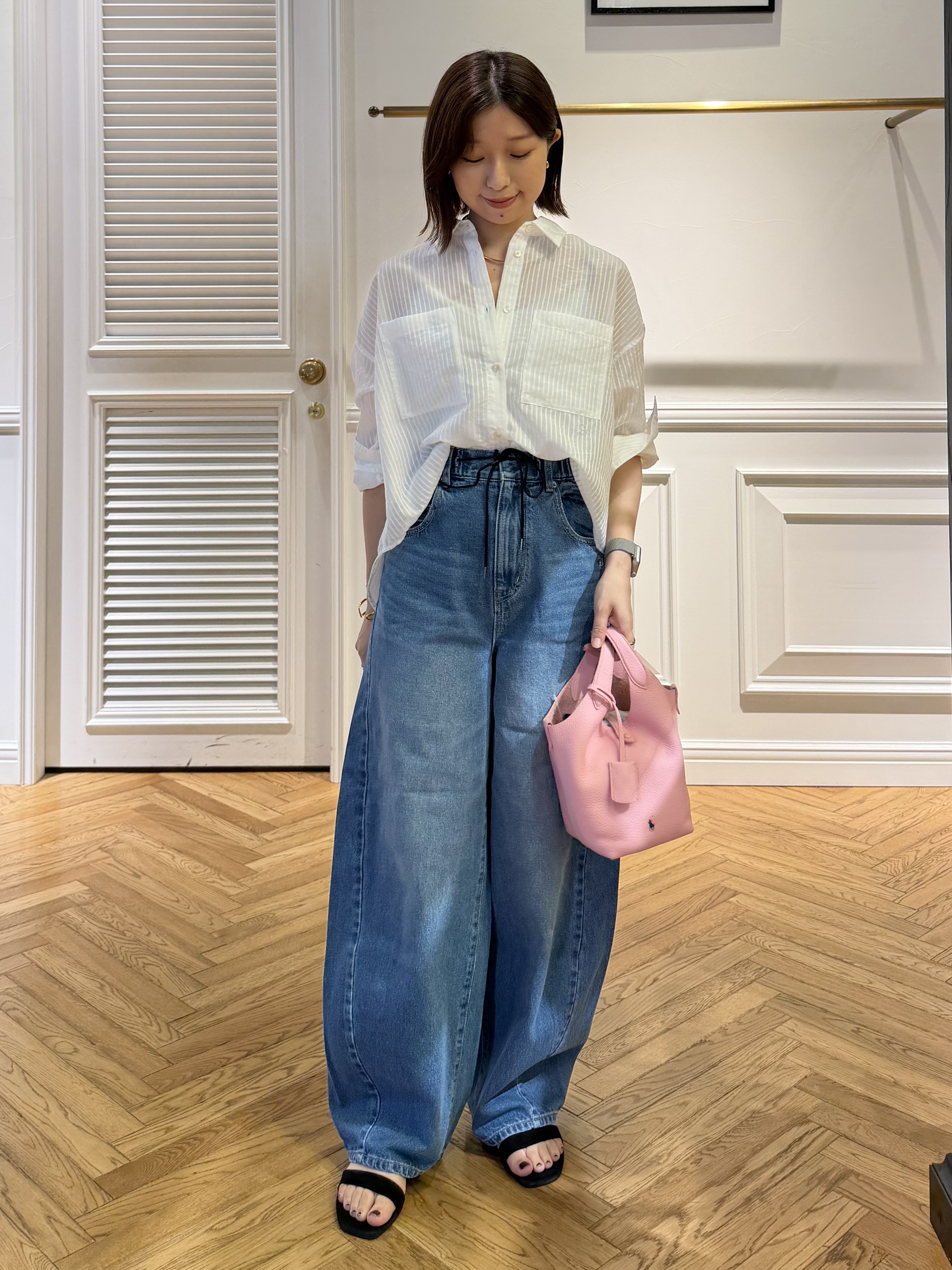 つじ まこさんの「DRESSTERIOR｜◆シアーストライプクロップドシャツ」を使ったコーディネート