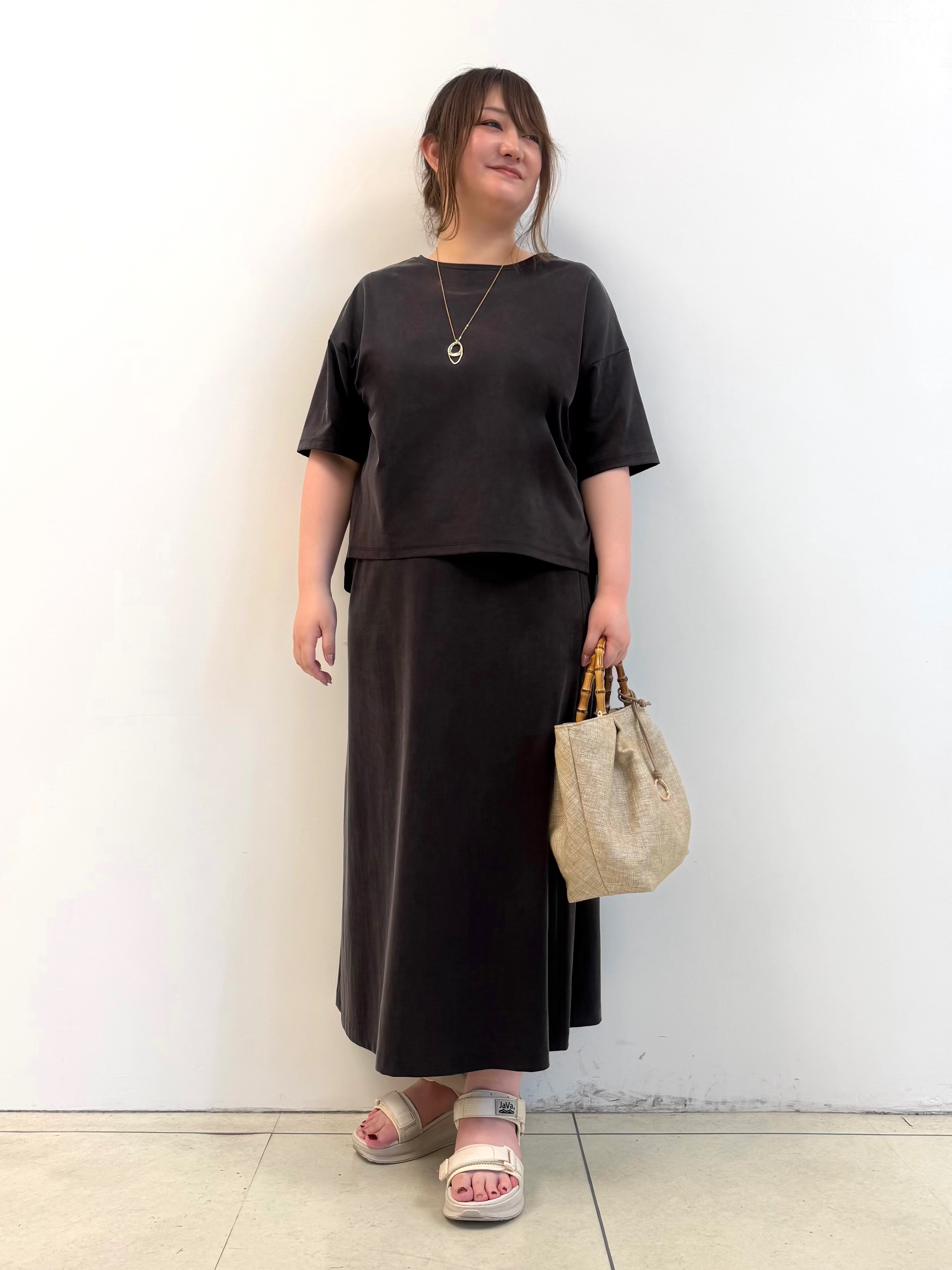  IRIさんの「UNTITLED｜【きれいめTシャツ/セットアップ可】ヴィンテージライクプルオーバー」を使ったコーディネート