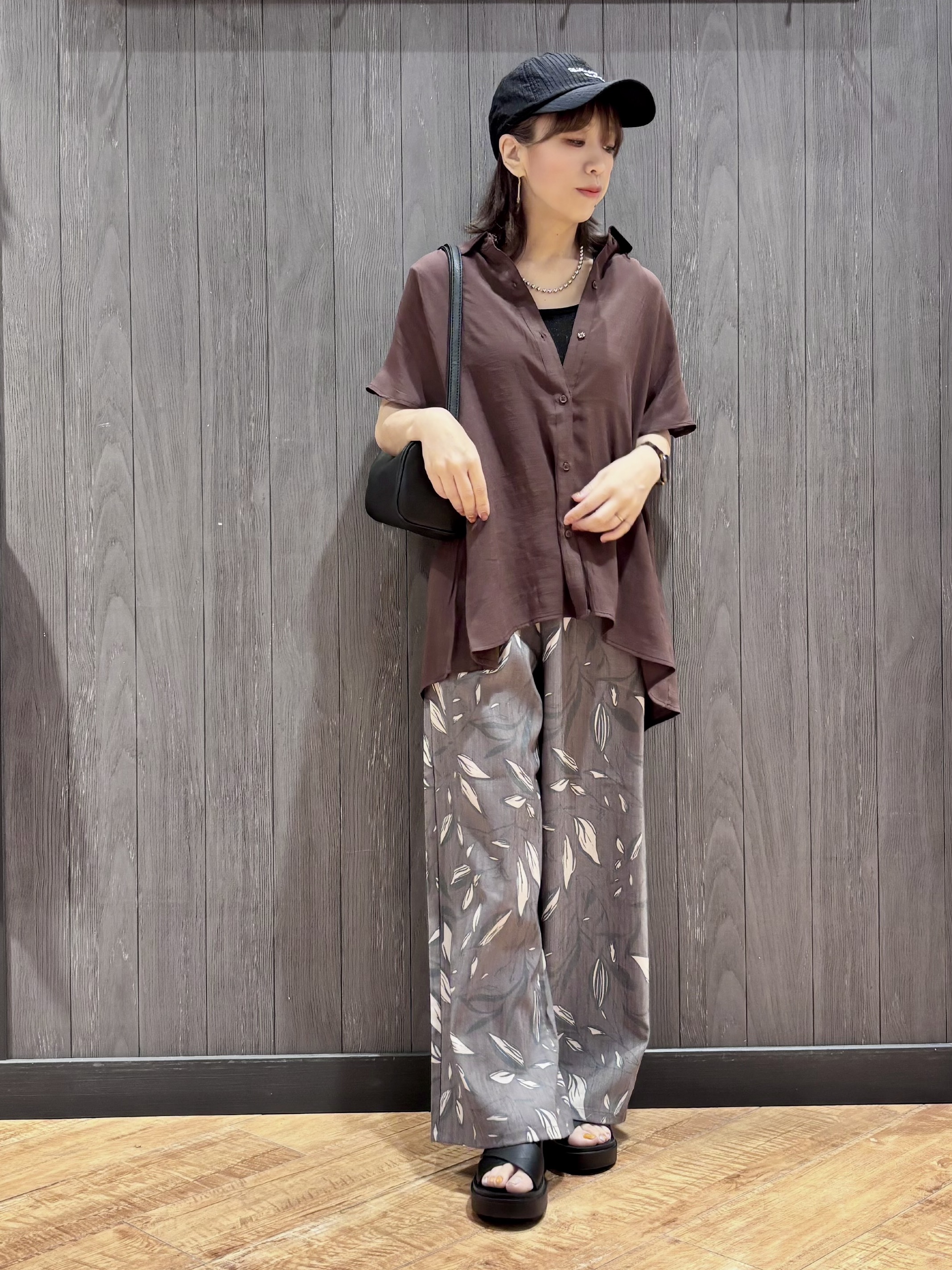 meiさんの「SHOO･LA･RUE｜【UV/洗濯機可】ほんのりシアーで上品な バックギャザーブラウス」を使ったコーディネート