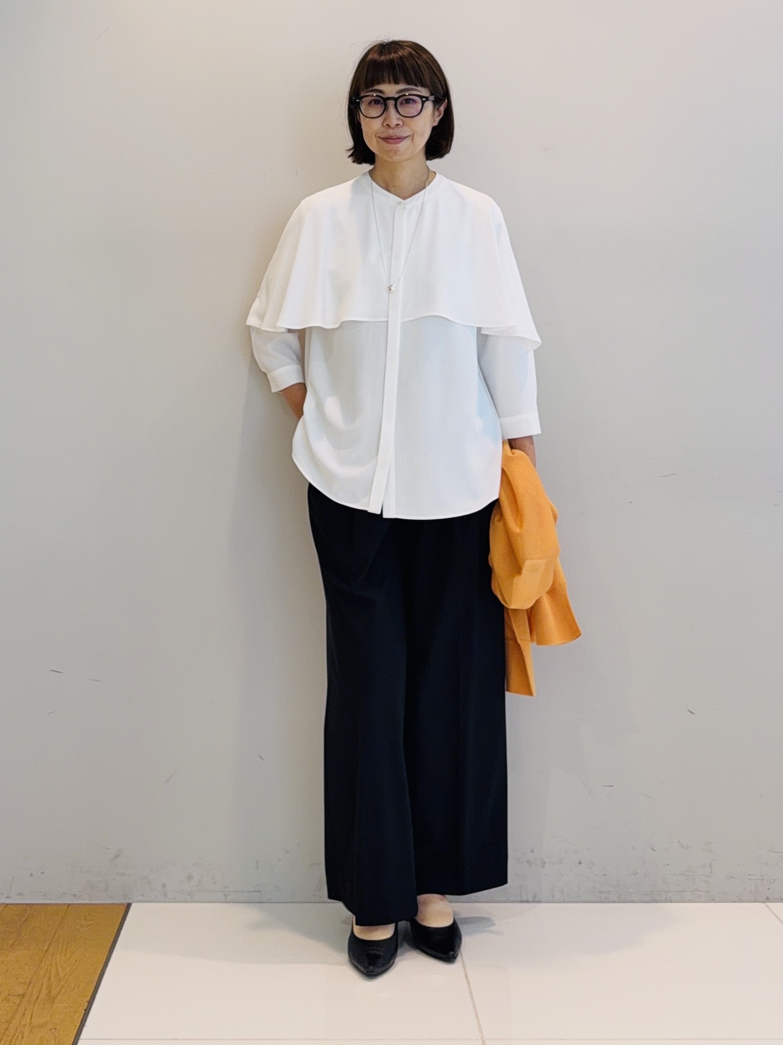 murayamaさんの「INDIVI｜【羽織りにも！/UVケア/着る日傘】ケープ風ブラウス」を使ったコーディネート