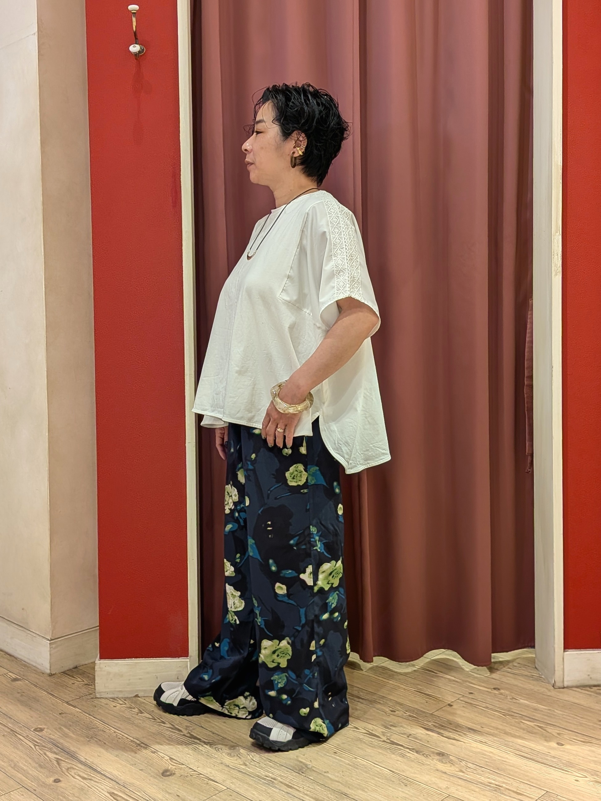 cameさんの「SHOO･LA･RUE｜【洗濯機可/体型カバー】インせず着られる 肩レース切り替えポンチョ風トップス」を使ったコーディネート