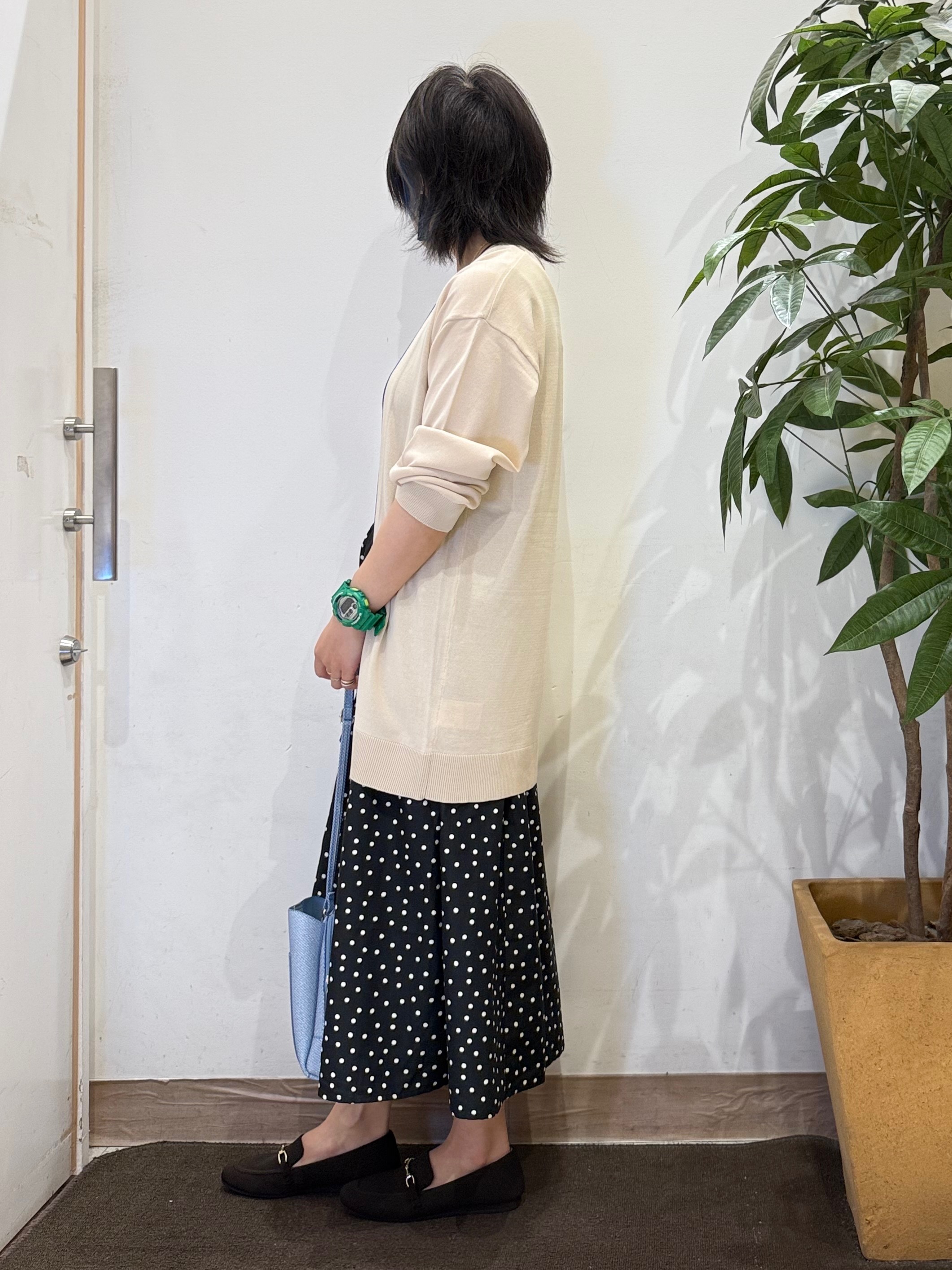 misakiさんの「SHOO･LA･RUE｜【お袖丈選べる/UV/毛玉になりにくい】目を引く配色デザイン ボタンレスミドルカーディガン」を使ったコーディネート
