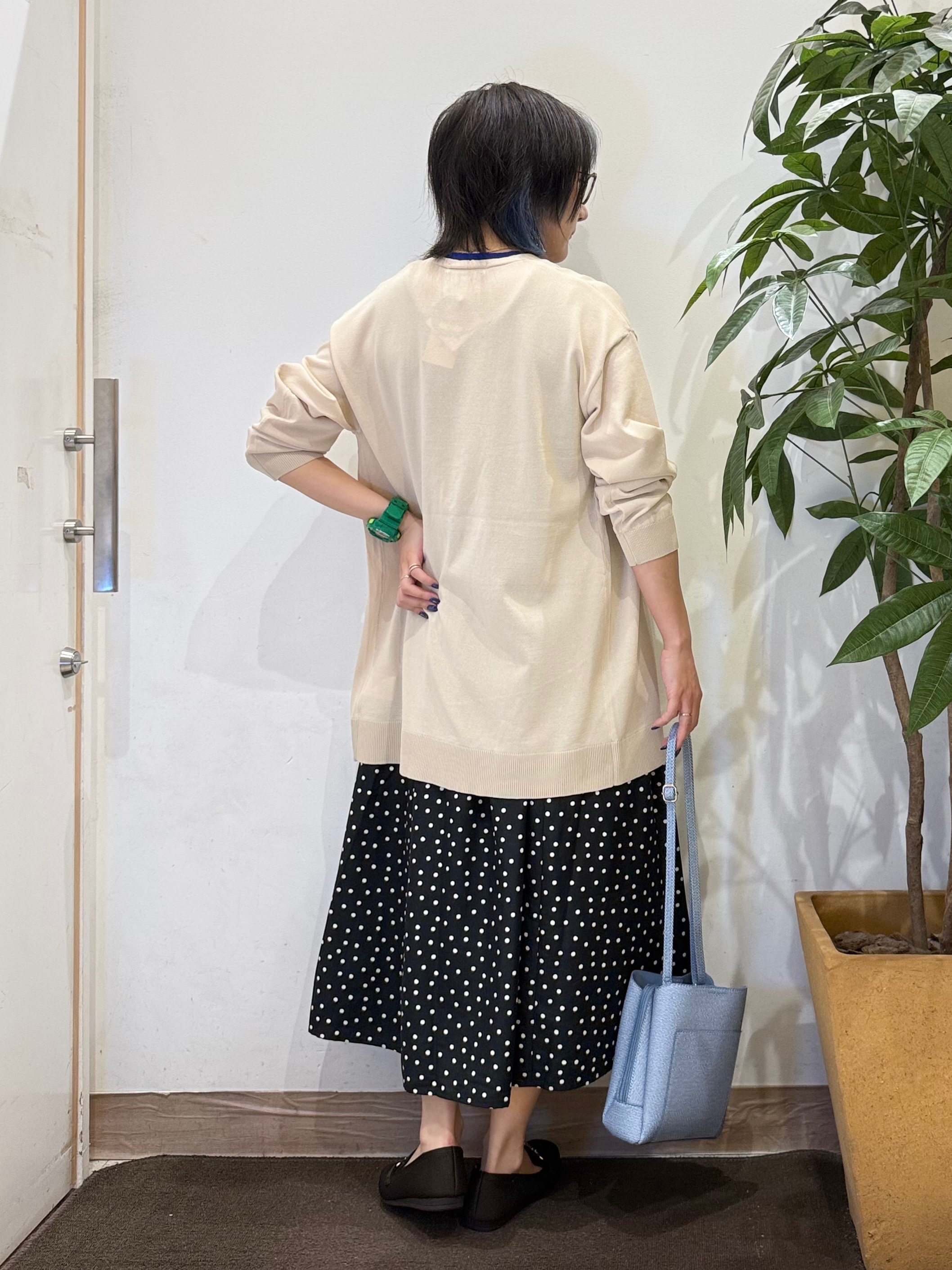 misakiさんの「SHOO･LA･RUE｜【お袖丈選べる/UV/毛玉になりにくい】目を引く配色デザイン ボタンレスミドルカーディガン」を使ったコーディネート