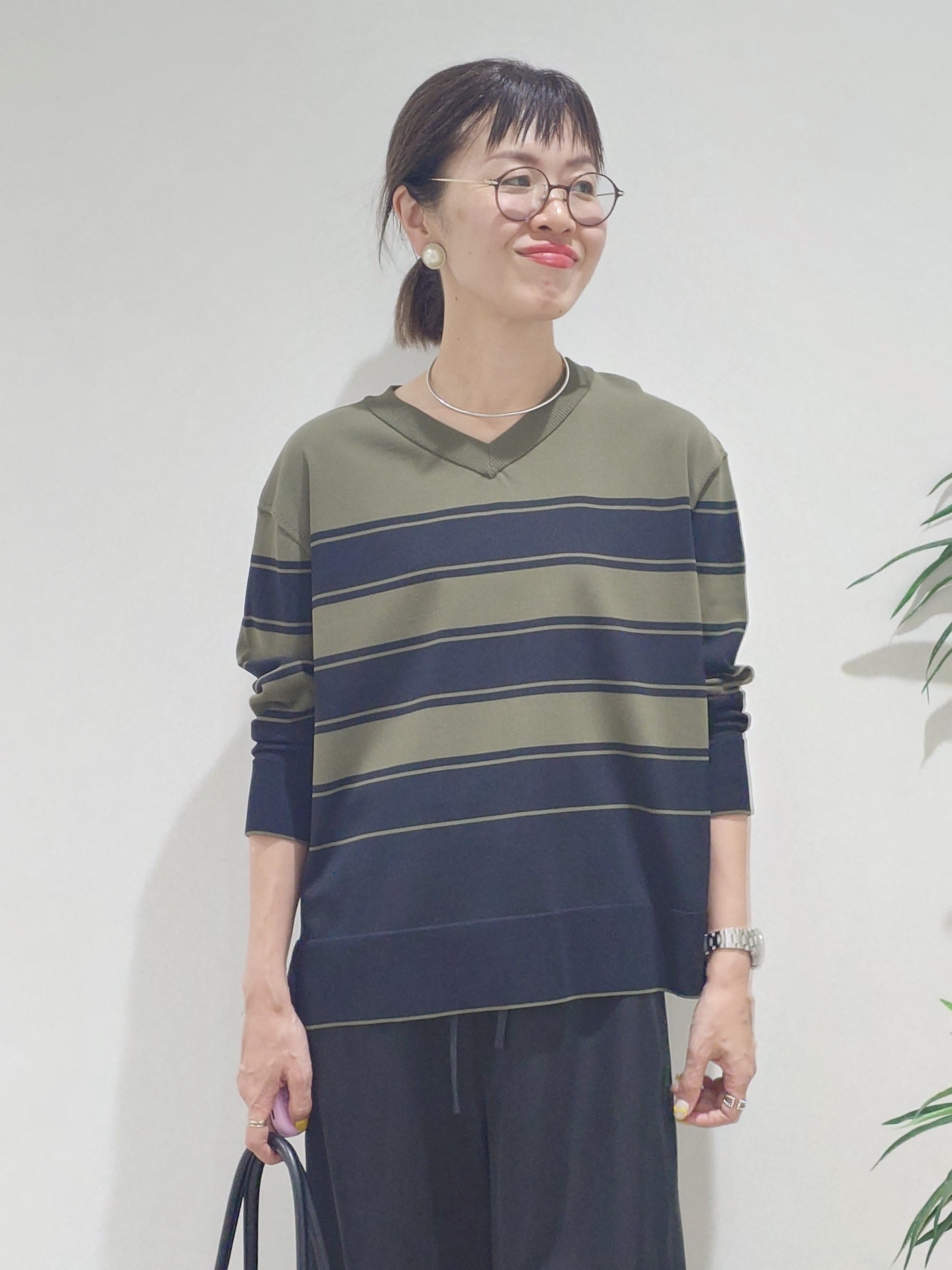 MUTSUKOさんの「UNTITLED｜【顔周りすっきり/体型カバー】ドライタッチVネックニットプルオーバー」を使ったコーディネート