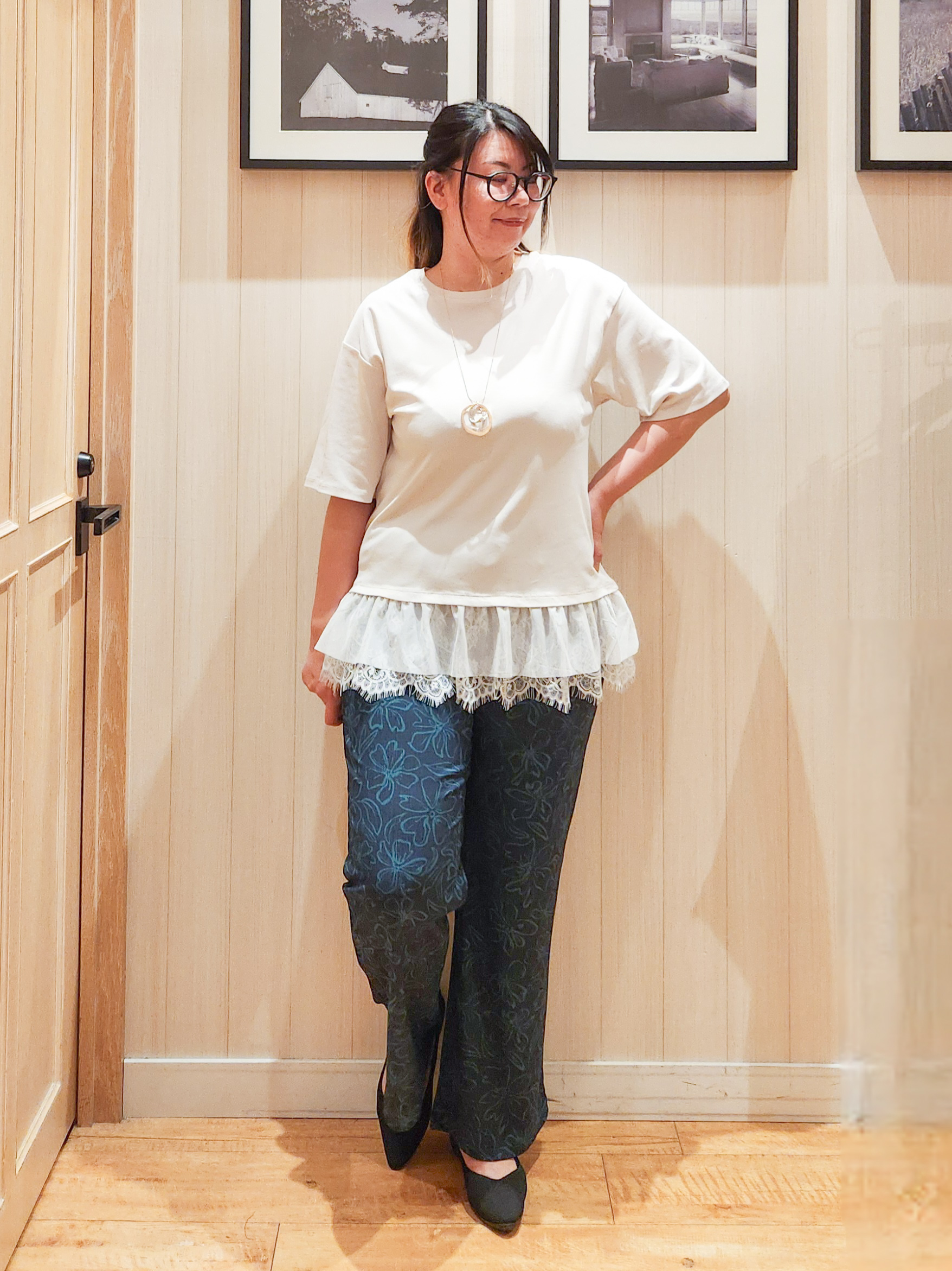 れーやんさんの「SHOO･LA･RUE｜【UV/抗菌防臭/S-LL】1枚でサマ見え 裾レースTシャツ」を使ったコーディネート