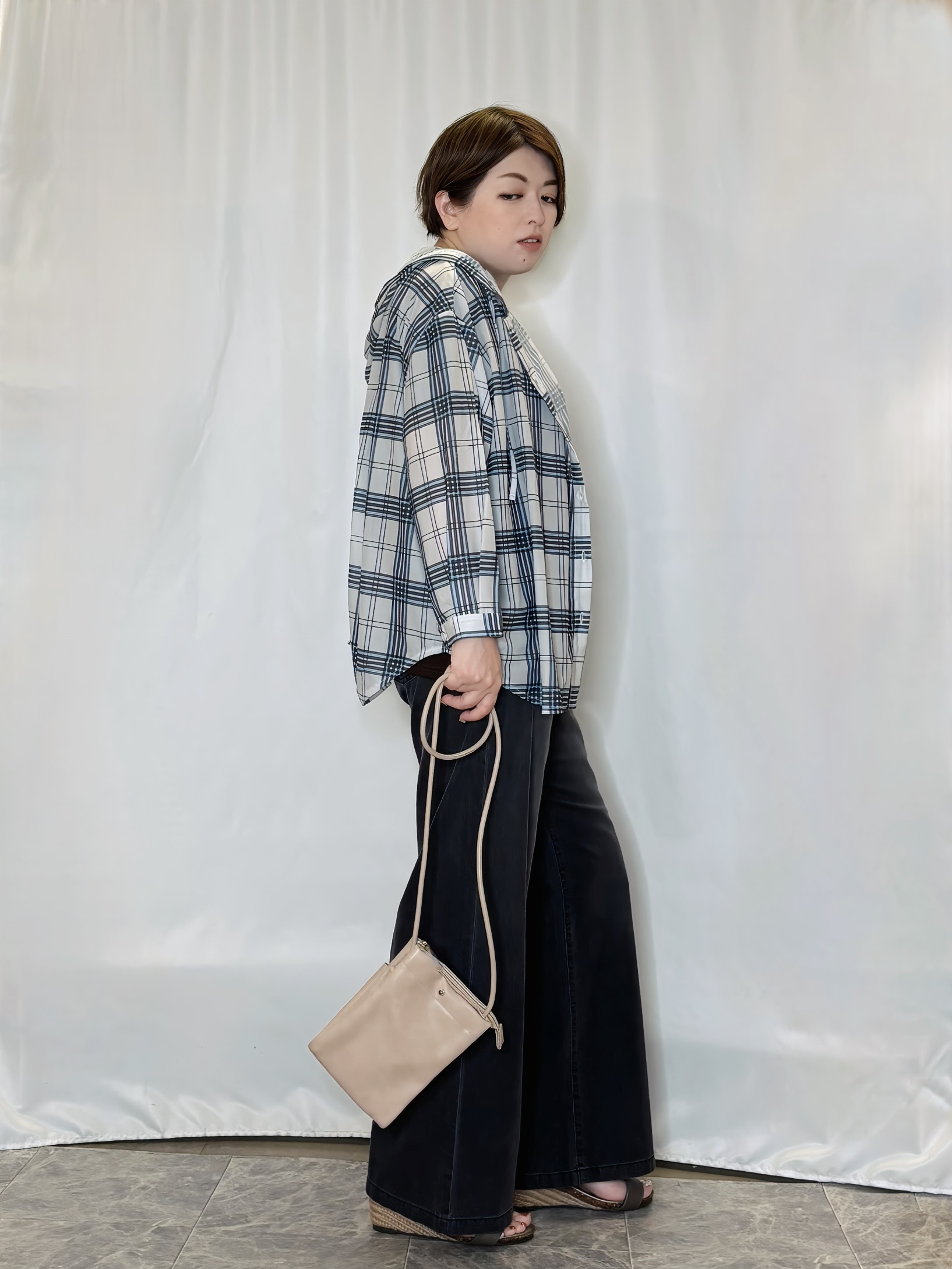 たみさんの「SHOO･LA･RUE｜【洗濯機可/体型カバー】程よい透け感の ゆるシア―シャツパーカ」を使ったコーディネート