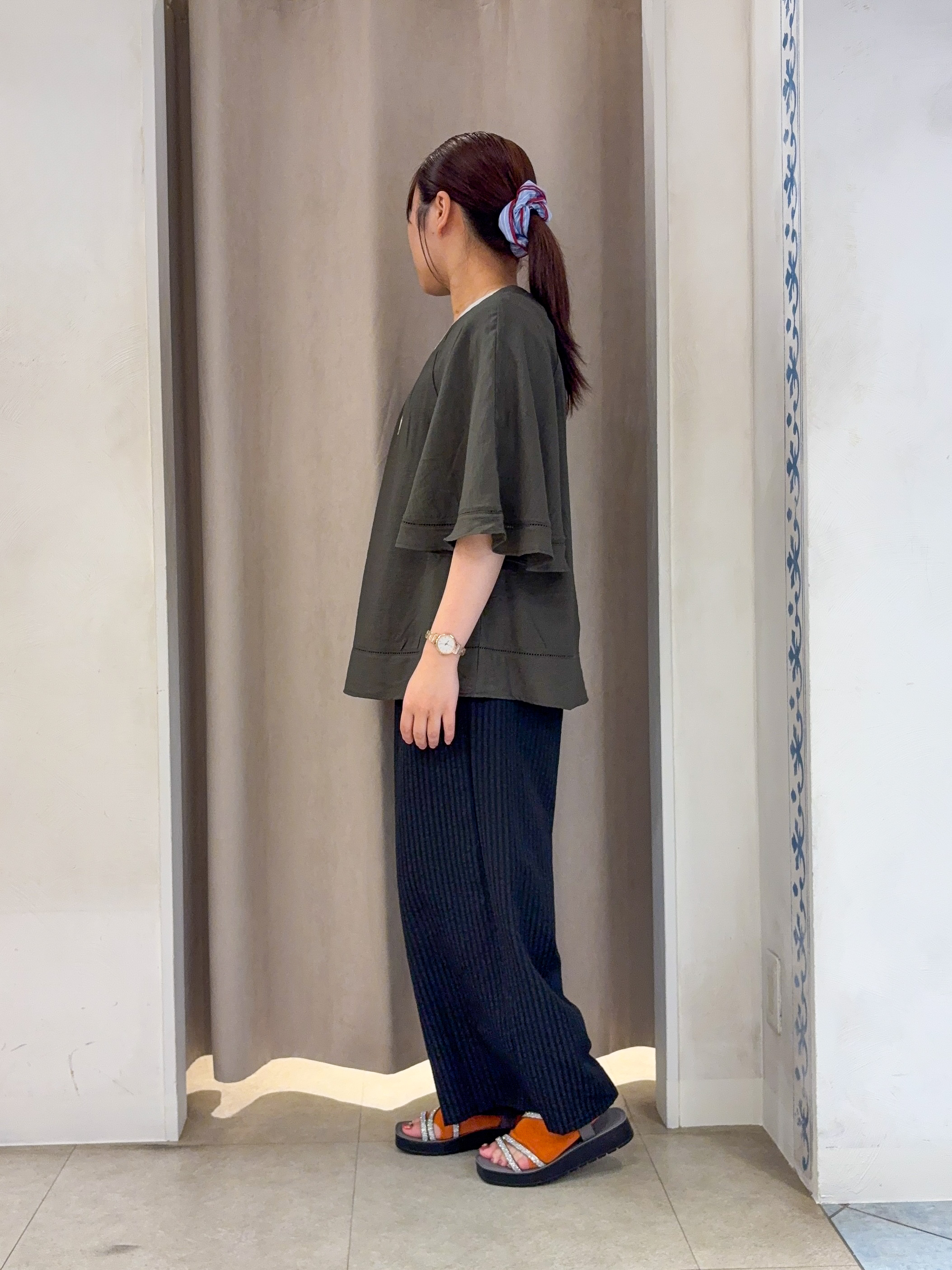 SO(R)Aさんの「SHOO･LA･RUE｜【S-LL/洗濯機可/体型カバー】はしごレースがポイント スラブポンチョ風ブラウス」を使ったコーディネート