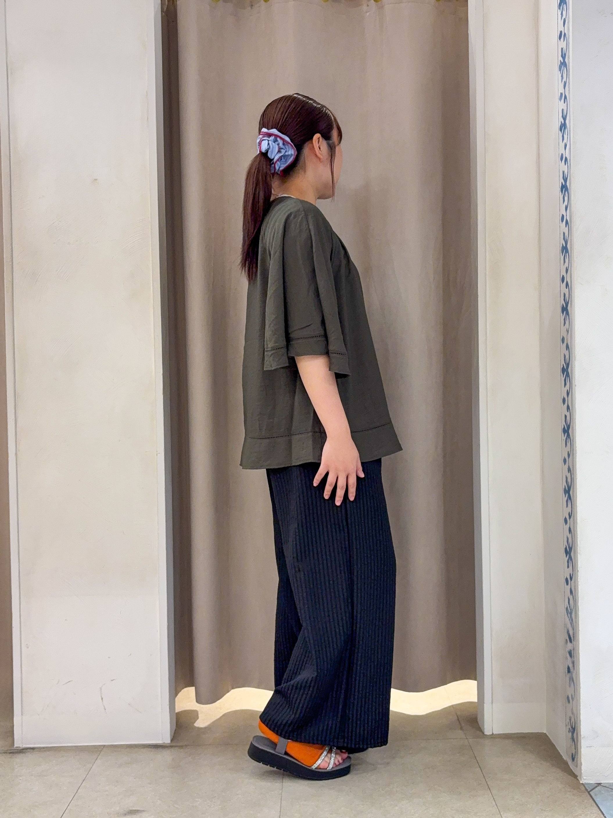 SO(R)Aさんの「SHOO･LA･RUE｜【S-LL/洗濯機可/体型カバー】はしごレースがポイント スラブポンチョ風ブラウス」を使ったコーディネート