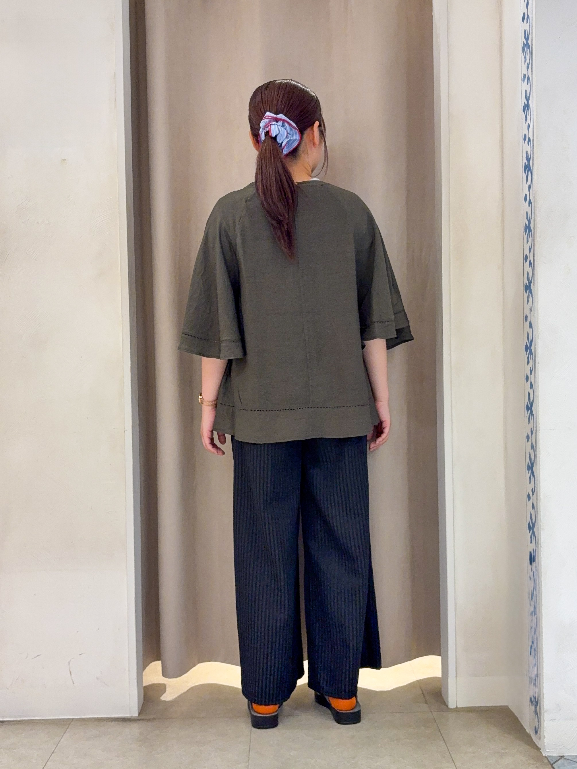 SO(R)Aさんの「SHOO･LA･RUE｜【S-LL/洗濯機可/体型カバー】はしごレースがポイント スラブポンチョ風ブラウス」を使ったコーディネート