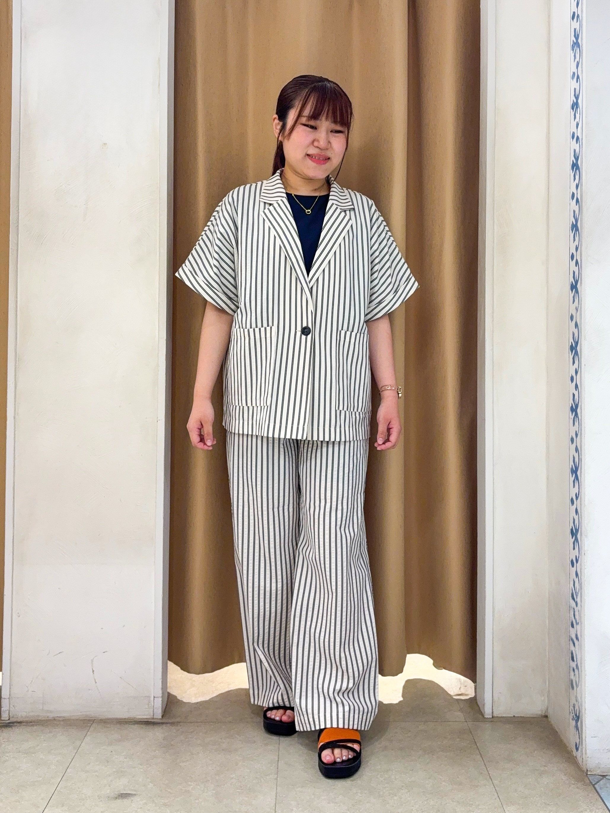 SO(R)Aさんの「SHOO･LA･RUE｜【ひんやり/洗濯機可/体型カバー】二の腕隠れる ゆるっとドルマンバンドカラーシャツ」を使ったコーディネート