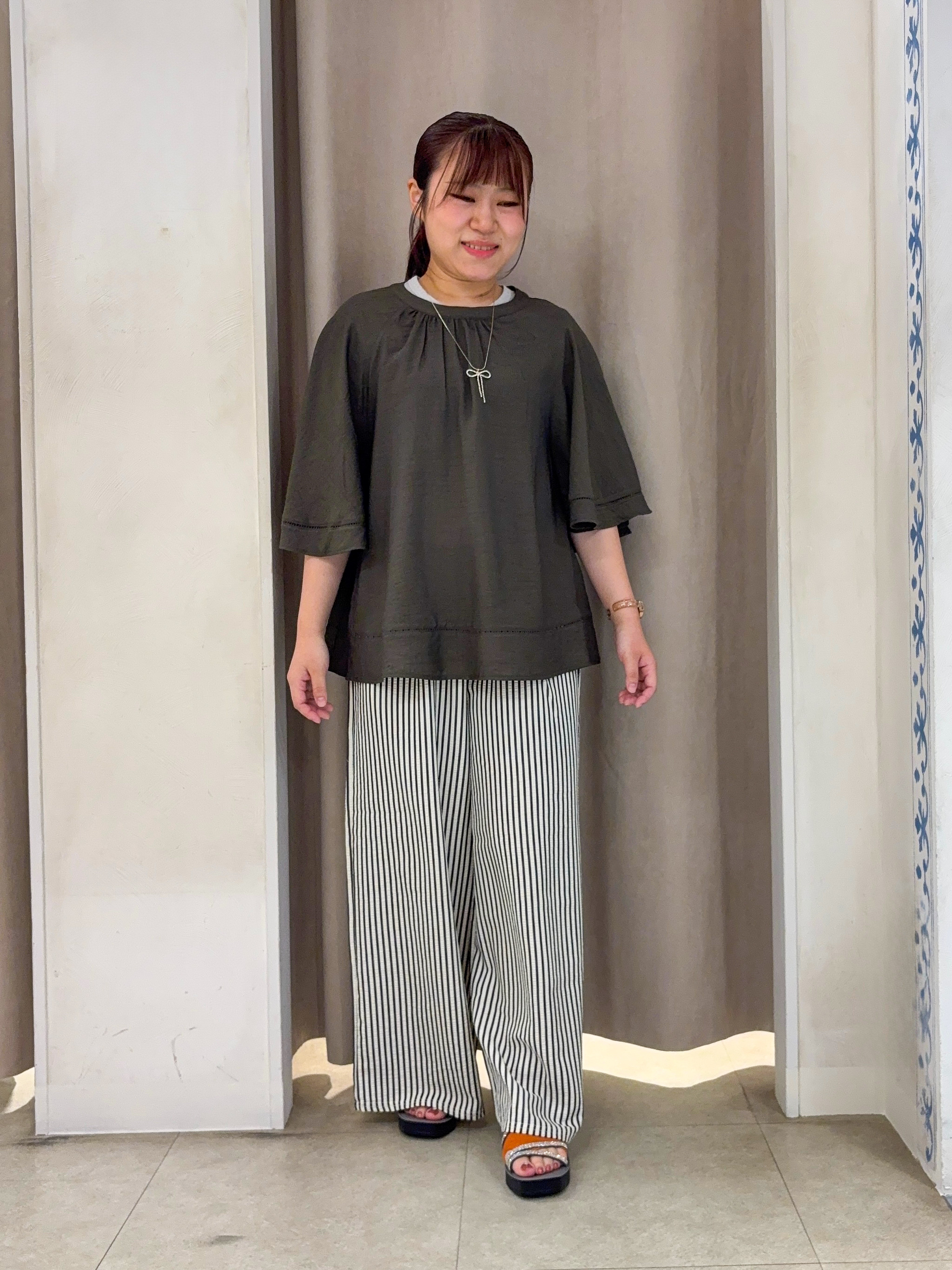 SO(R)Aさんの「SHOO･LA･RUE｜【ひんやり/洗濯機可/体型カバー】二の腕隠れる ゆるっとドルマンバンドカラーシャツ」を使ったコーディネート