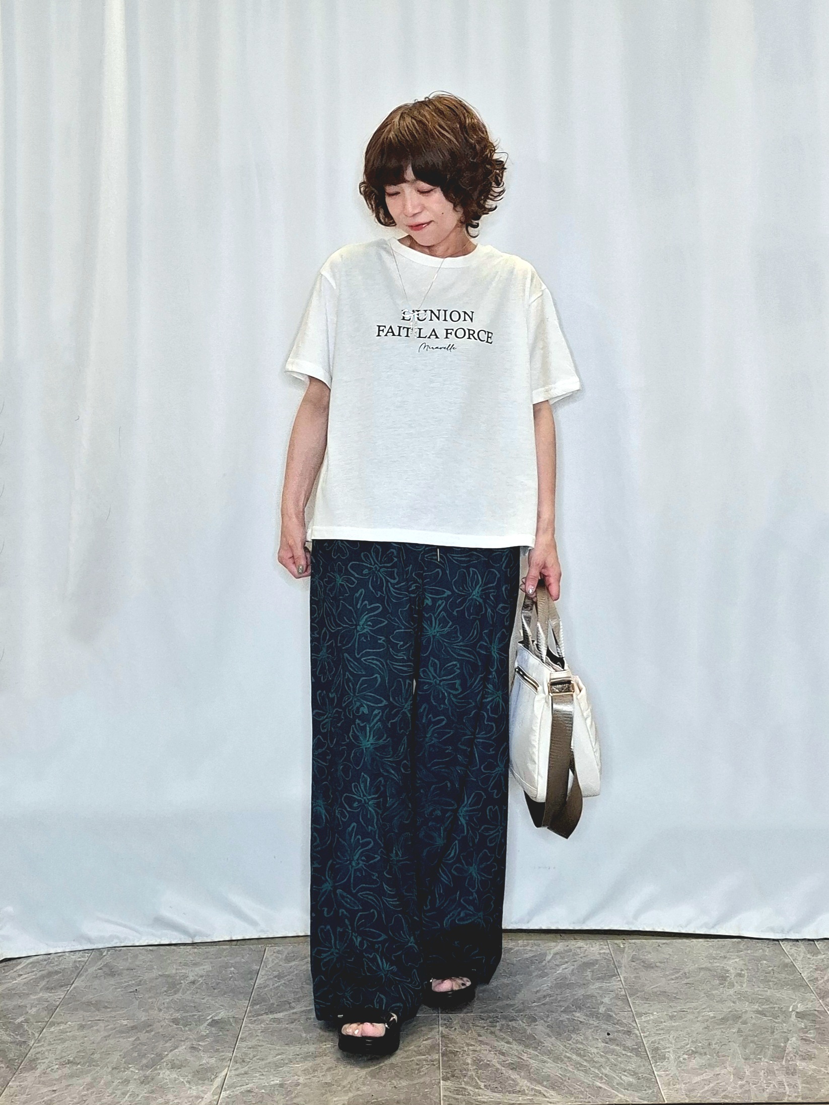 ぬーさんの「SHOO･LA･RUE｜【2点セット/体型カバー】瞬間レイヤードコーデが完成 クロシェ編みベスト+ロゴT」を使ったコーディネート