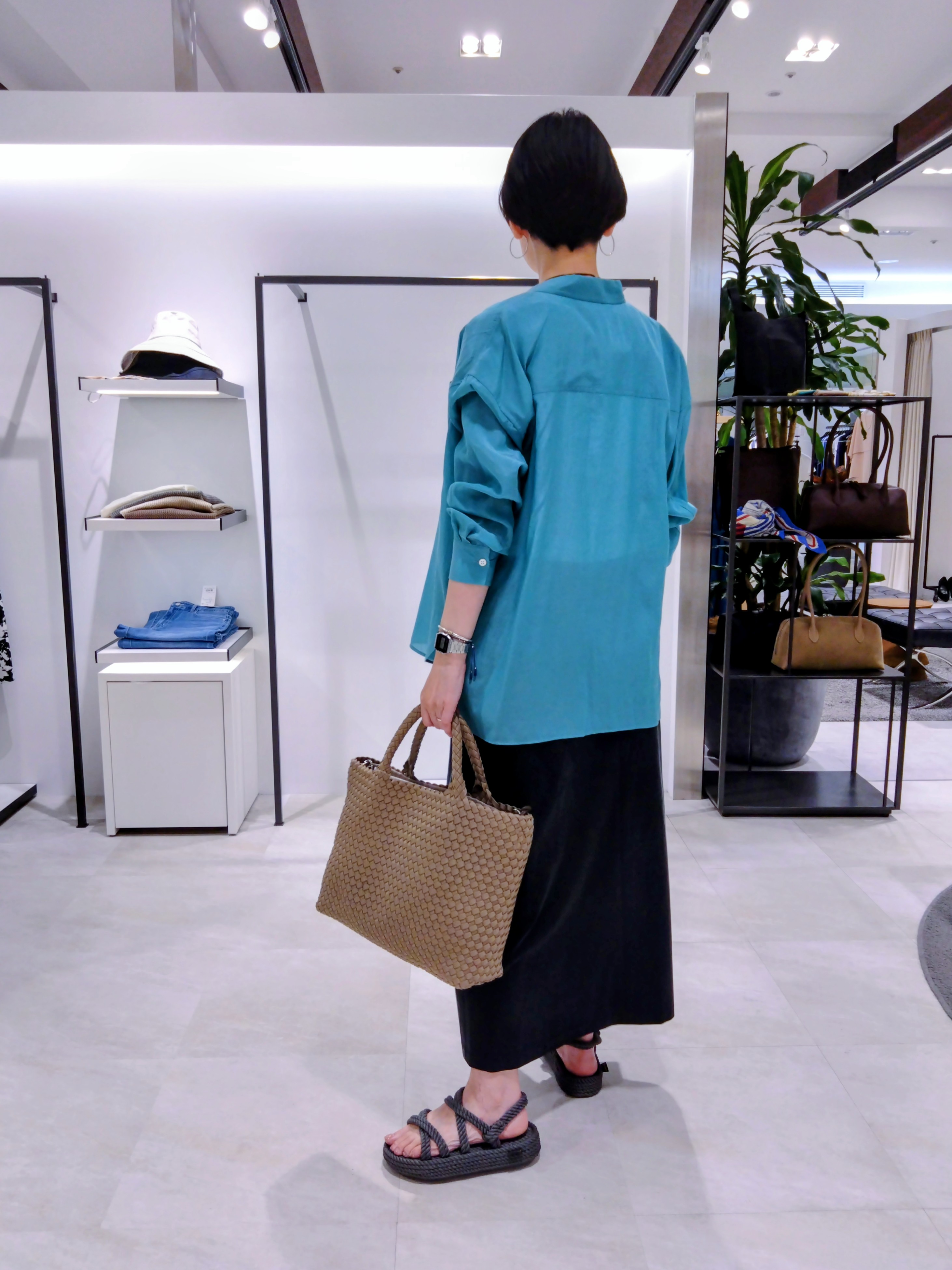 まちこさんの「UNTITLED｜【秋羽織り/肌に張り付きにくい】シルキータッチシアーシャツ」を使ったコーディネート