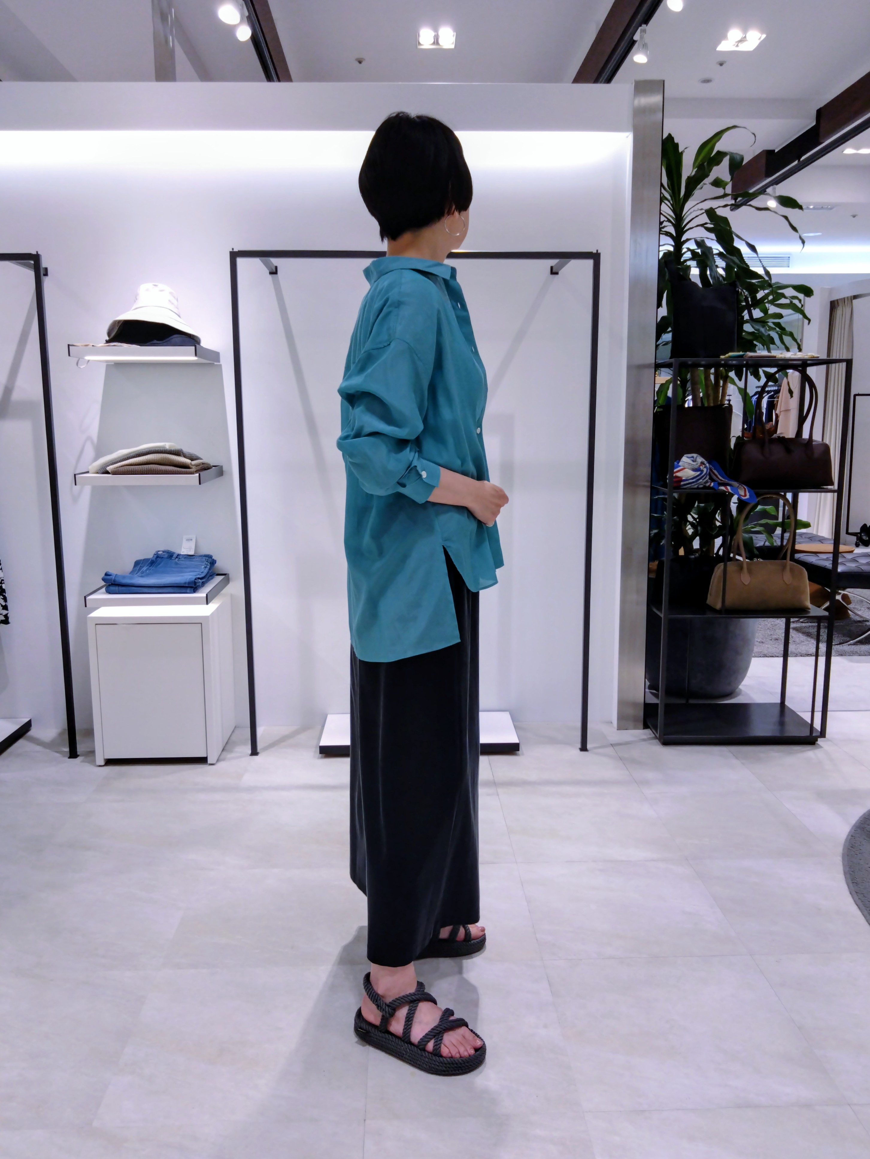 まちこさんの「UNTITLED｜【秋羽織り/肌に張り付きにくい】シルキータッチシアーシャツ」を使ったコーディネート