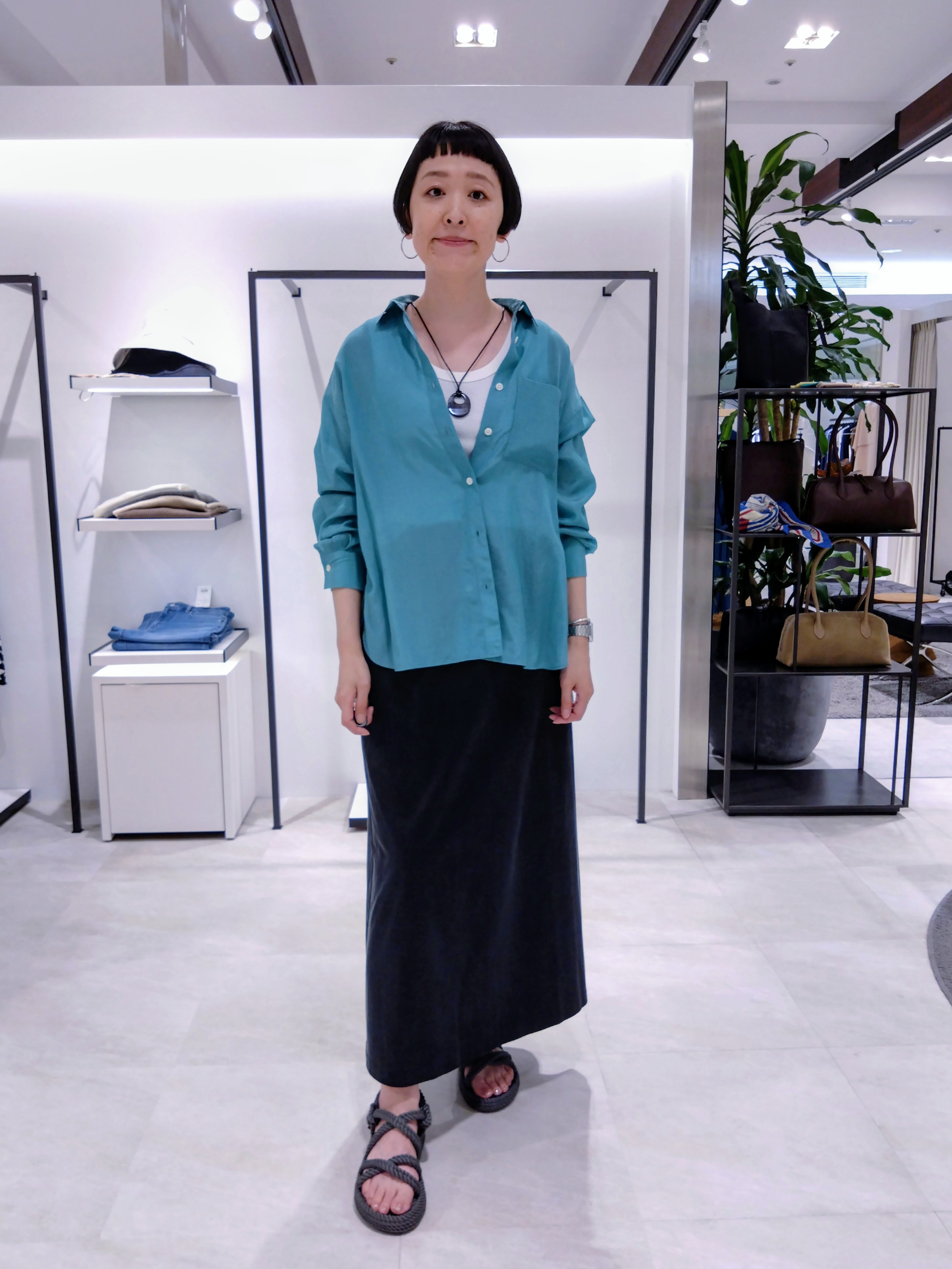 まちこさんの「UNTITLED｜【秋羽織り/肌に張り付きにくい】シルキータッチシアーシャツ」を使ったコーディネート