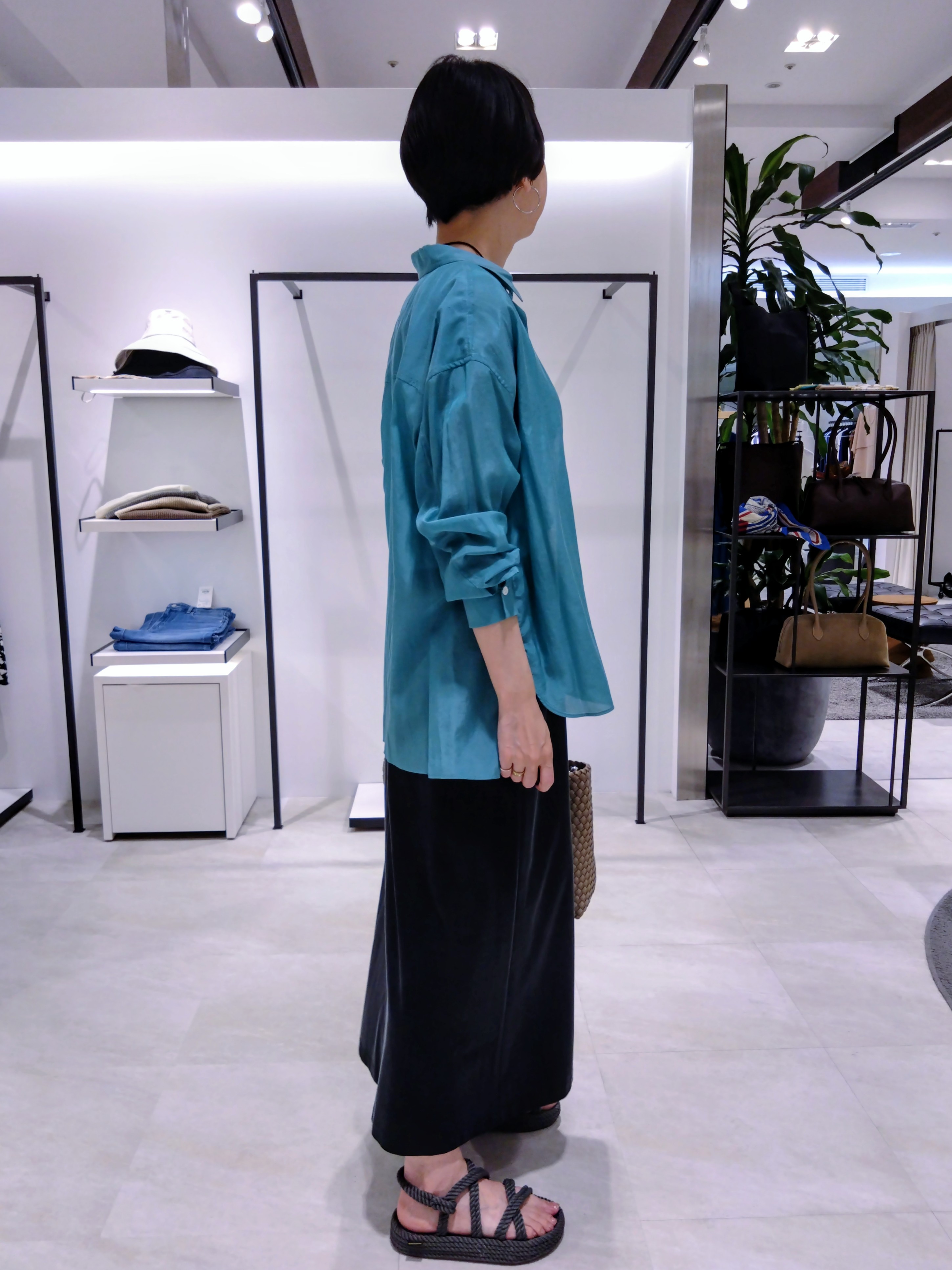 まちこさんの「UNTITLED｜【秋羽織り/肌に張り付きにくい】シルキータッチシアーシャツ」を使ったコーディネート