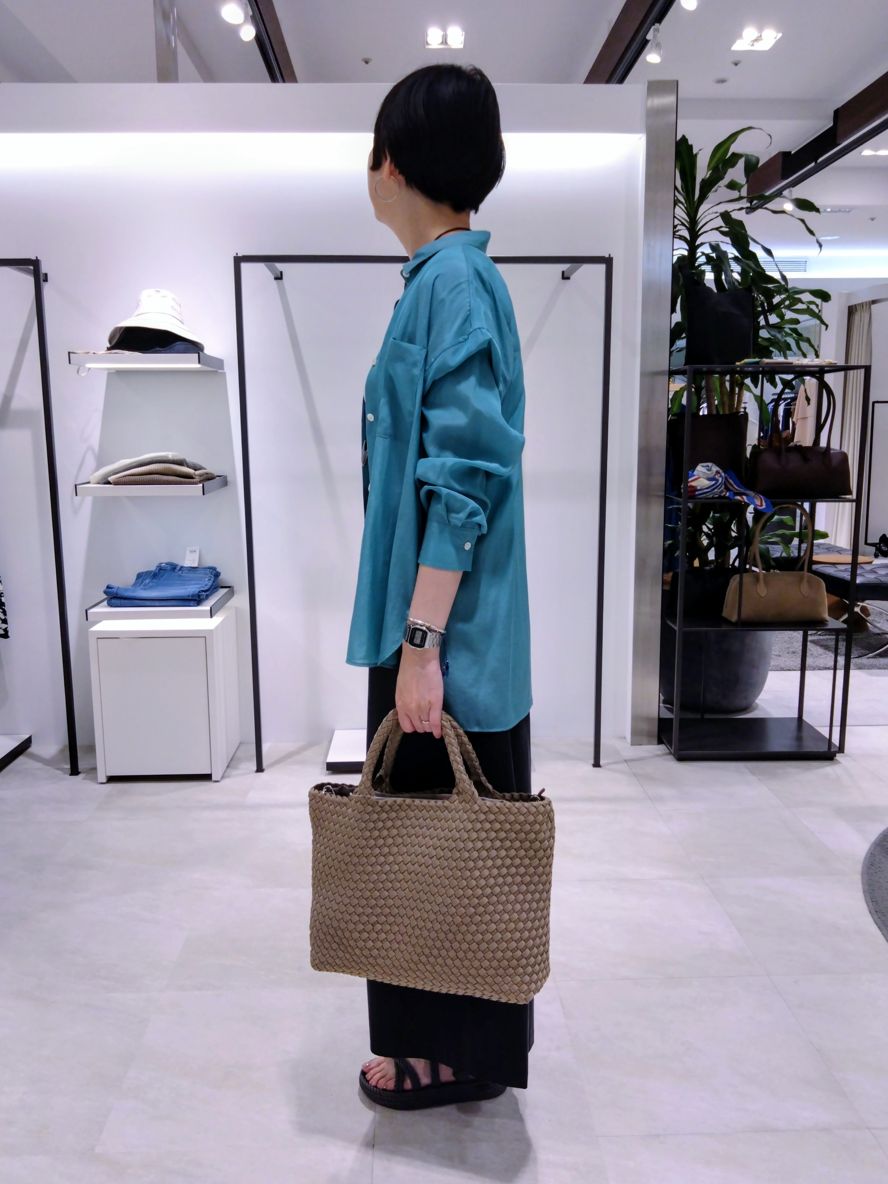 まちこさんの「UNTITLED｜【秋羽織り/肌に張り付きにくい】シルキータッチシアーシャツ」を使ったコーディネート