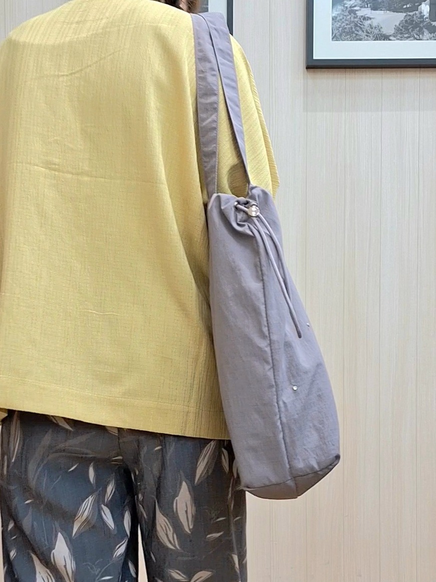 Saoさんの「SHOO･LA･RUE｜【インせず着られる/洗濯後しわになりにくい】しぼしぼドルマンブラウス」を使ったコーディネート