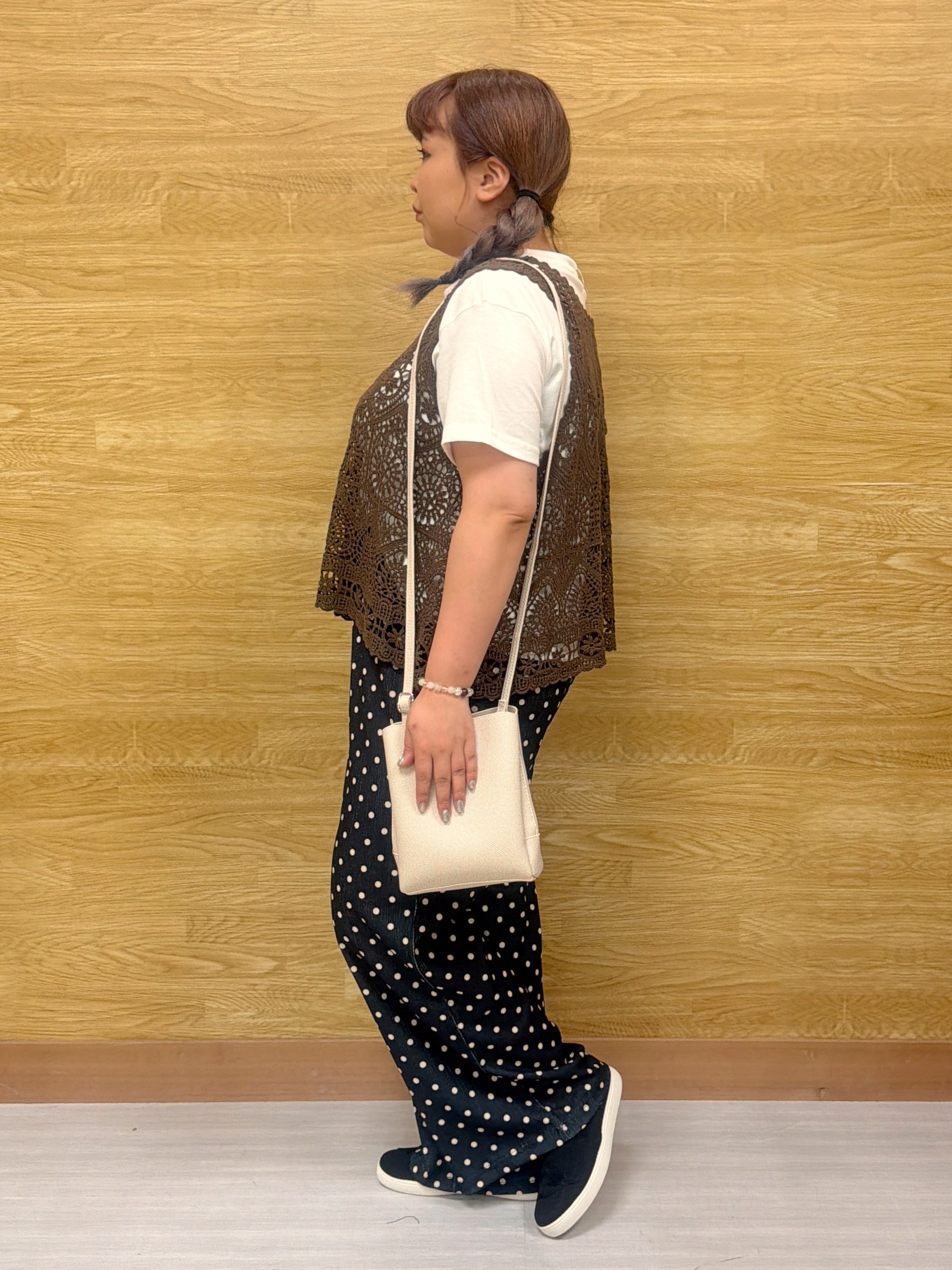 ぁむさんの「SHOO･LA･RUE｜【2点セット/体型カバー】瞬間レイヤードコーデが完成 クロシェ編みベスト+ロゴT」を使ったコーディネート