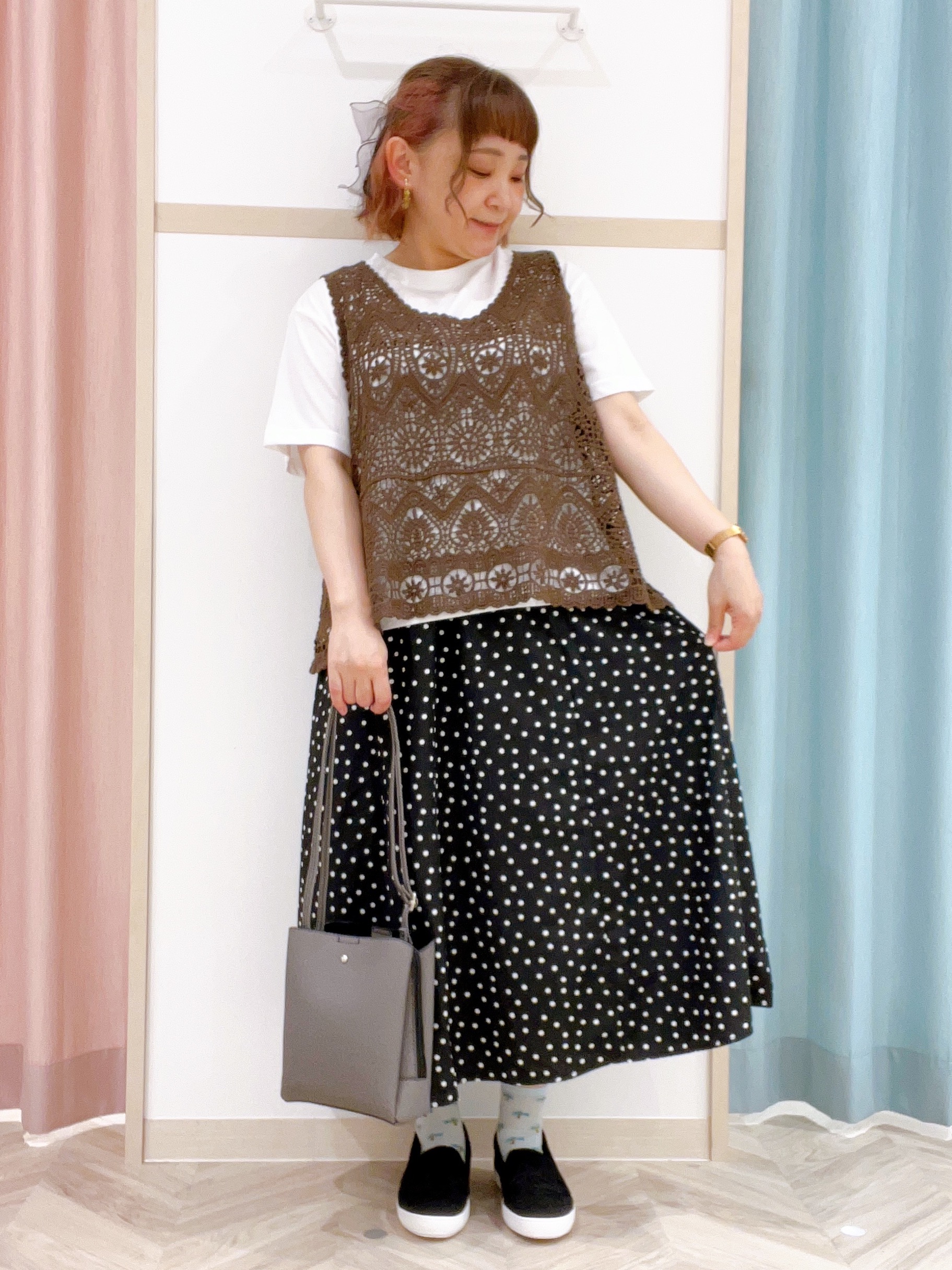kitaさんの「SHOO･LA･RUE｜【2点セット/体型カバー】瞬間レイヤードコーデが完成 クロシェ編みベスト+ロゴT」を使ったコーディネート