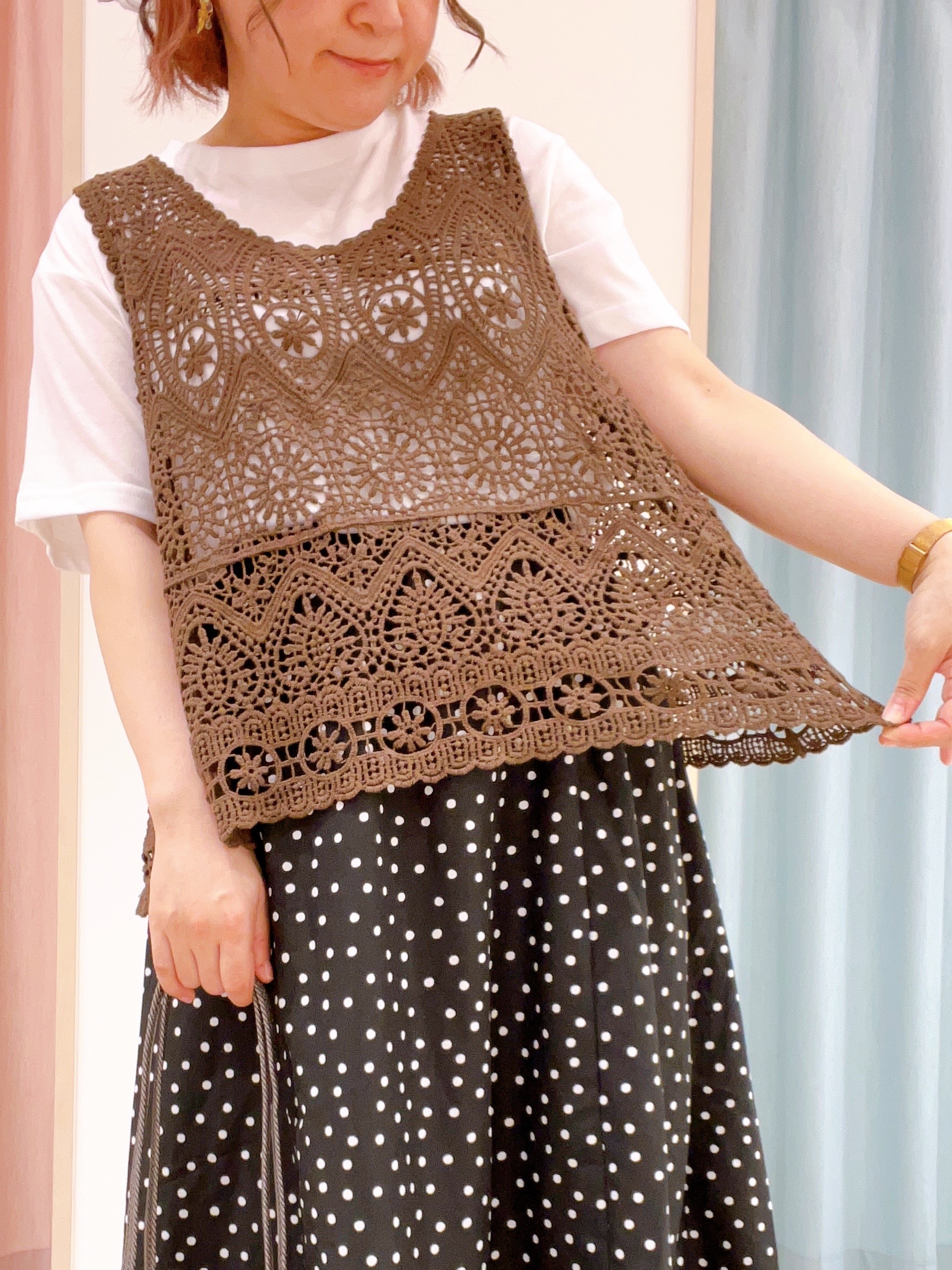 kitaさんの「SHOO･LA･RUE｜【2点セット/体型カバー】瞬間レイヤードコーデが完成 クロシェ編みベスト+ロゴT」を使ったコーディネート