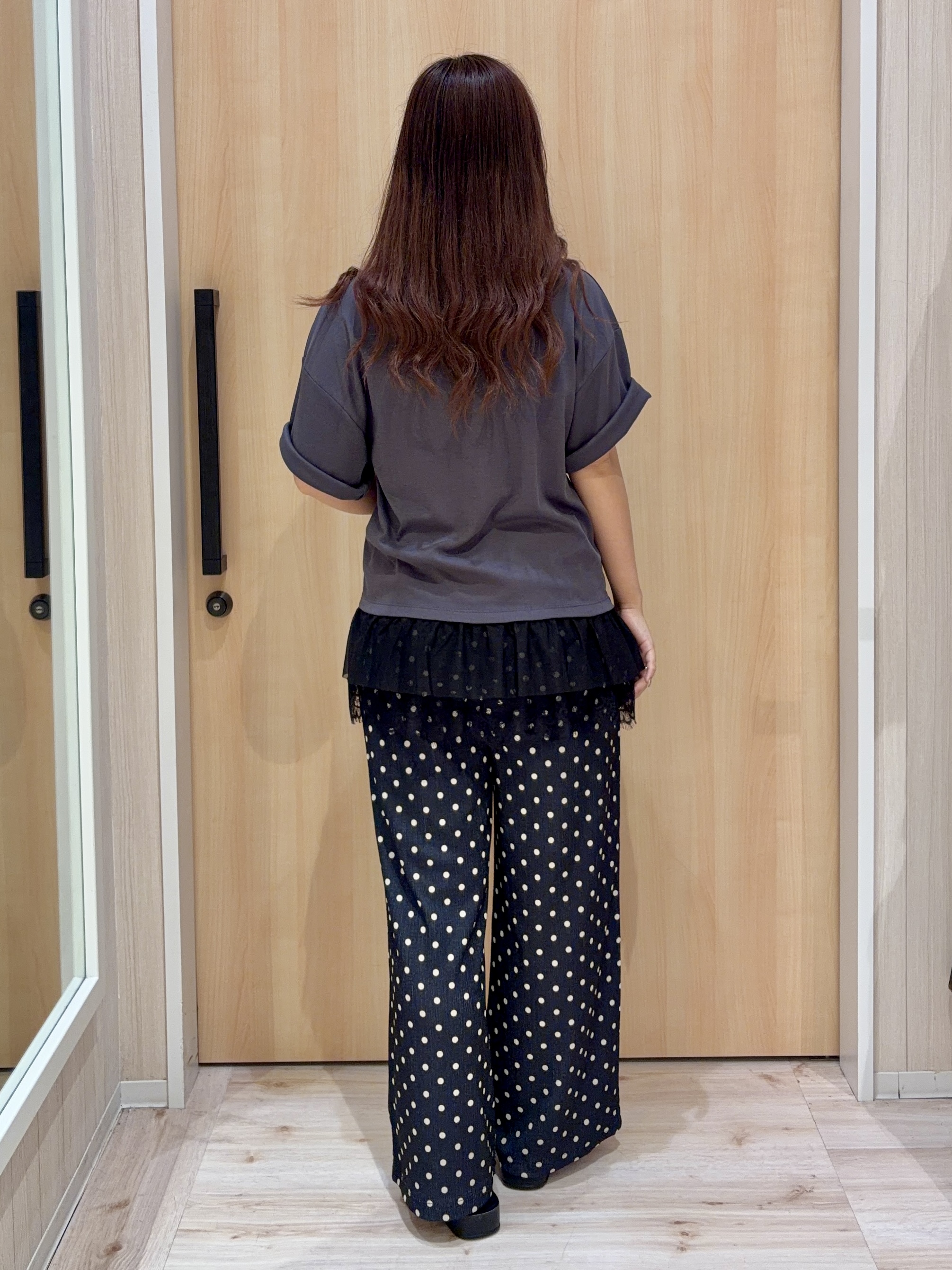 ひっかさんの「SHOO･LA･RUE｜【UV/抗菌防臭/S-LL】1枚でサマ見え 裾レースTシャツ」を使ったコーディネート