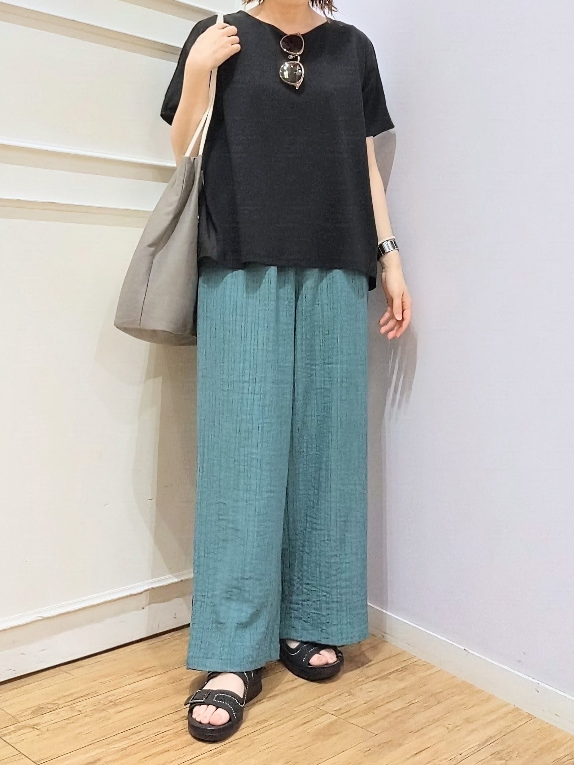 miomioさんの「SHOO･LA･RUE｜【体型カバー/S-LL】後ろ姿も映える 異素材ドッキングトップス」を使ったコーディネート