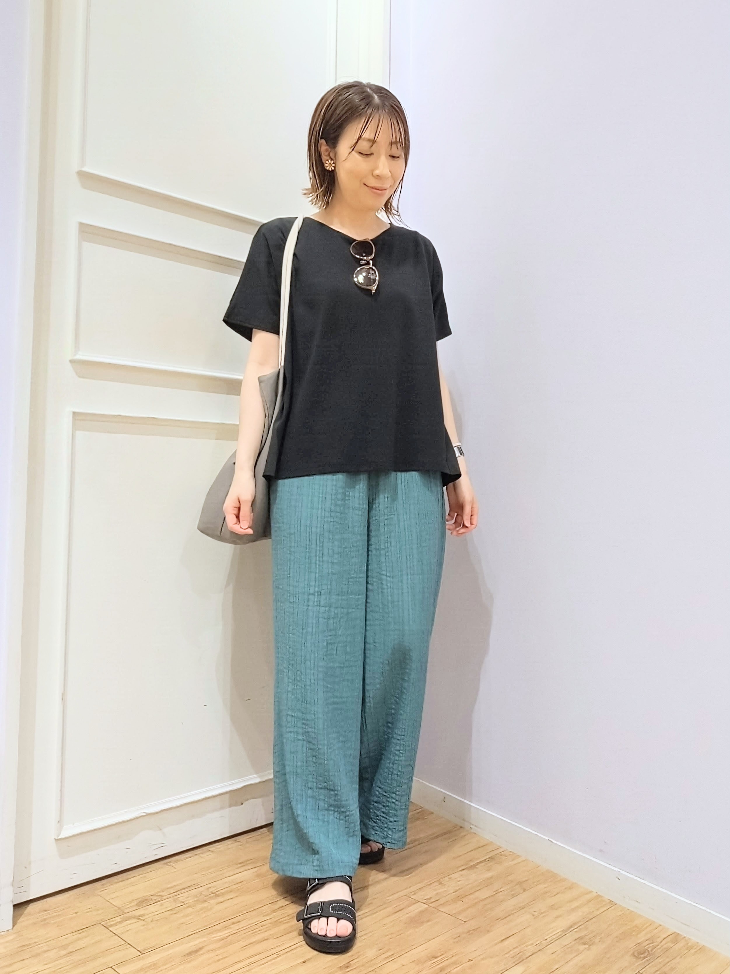 miomioさんの「SHOO･LA･RUE｜【体型カバー/S-LL】後ろ姿も映える 異素材ドッキングトップス」を使ったコーディネート