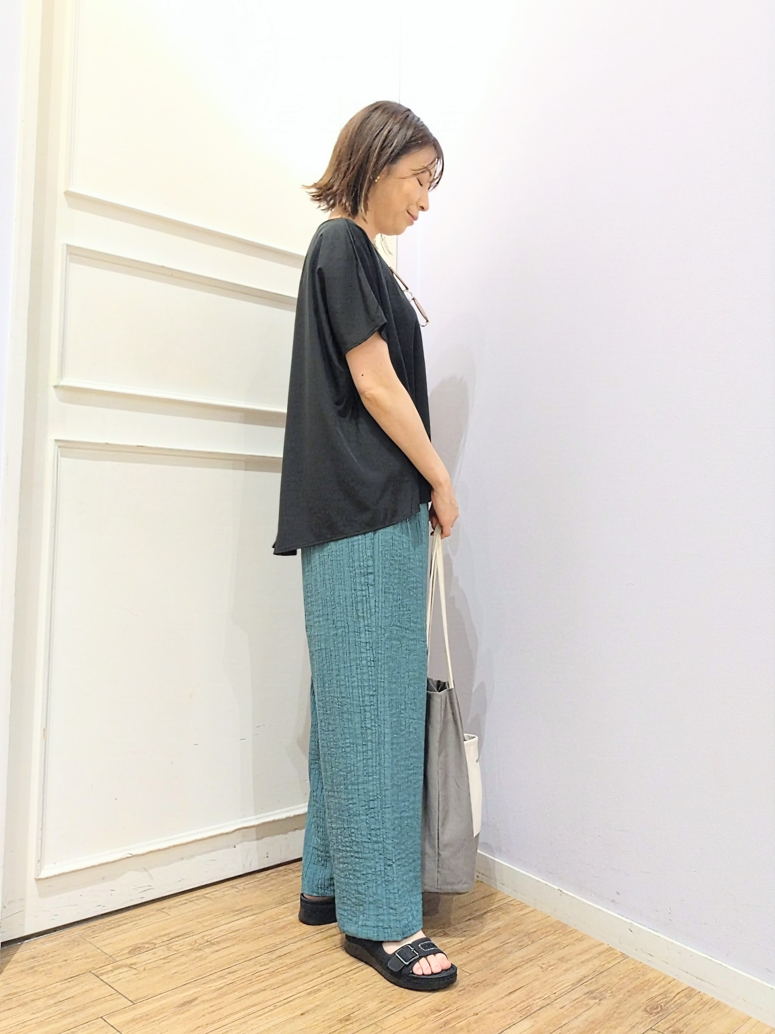 miomioさんの「SHOO･LA･RUE｜【体型カバー/S-LL】後ろ姿も映える 異素材ドッキングトップス」を使ったコーディネート