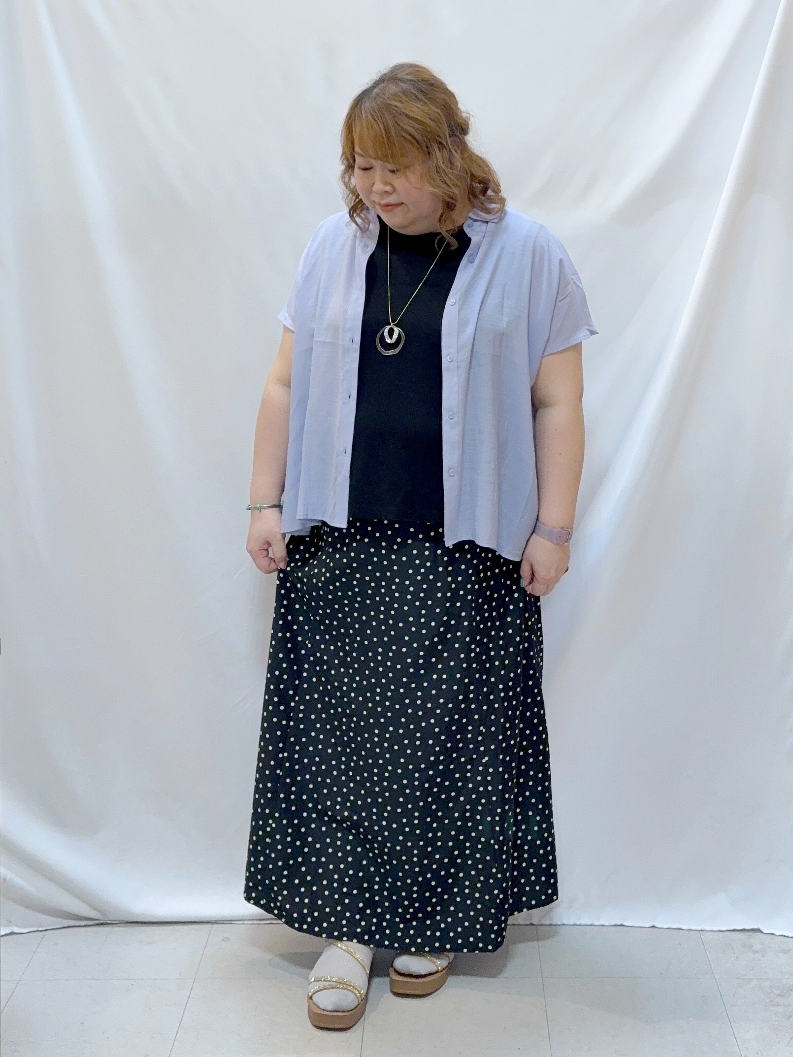 kotoさんさんの「SHOO･LA･RUE｜【UV/洗濯機可】ほんのりシアーで上品な バックギャザーブラウス」を使ったコーディネート