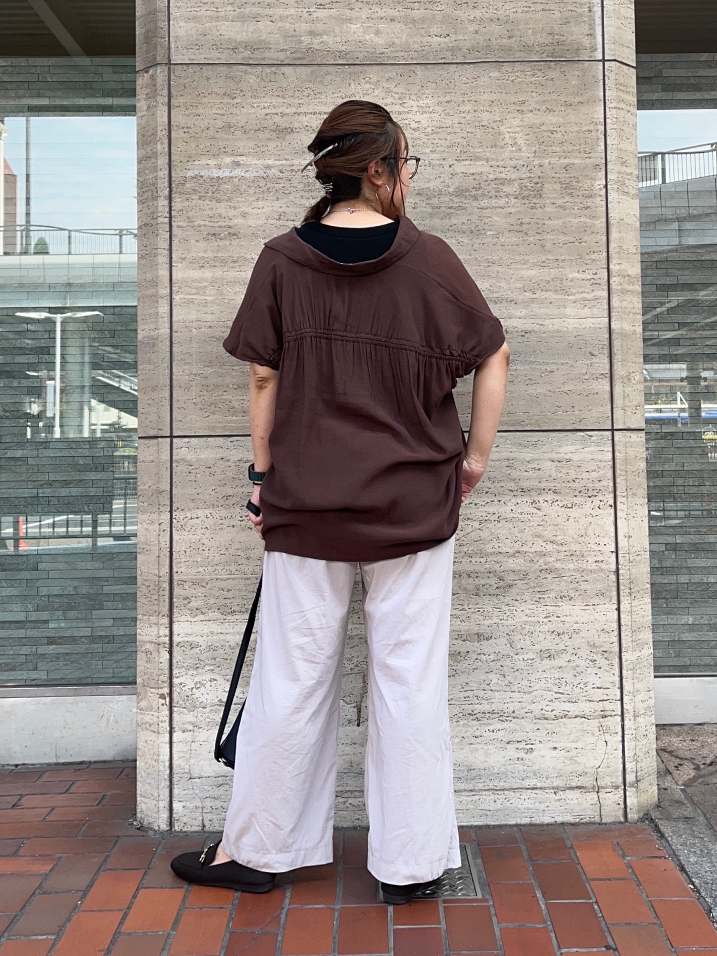 harusakuさんの「SHOO･LA･RUE｜【UV/洗濯機可】ほんのりシアーで上品な バックギャザーブラウス」を使ったコーディネート
