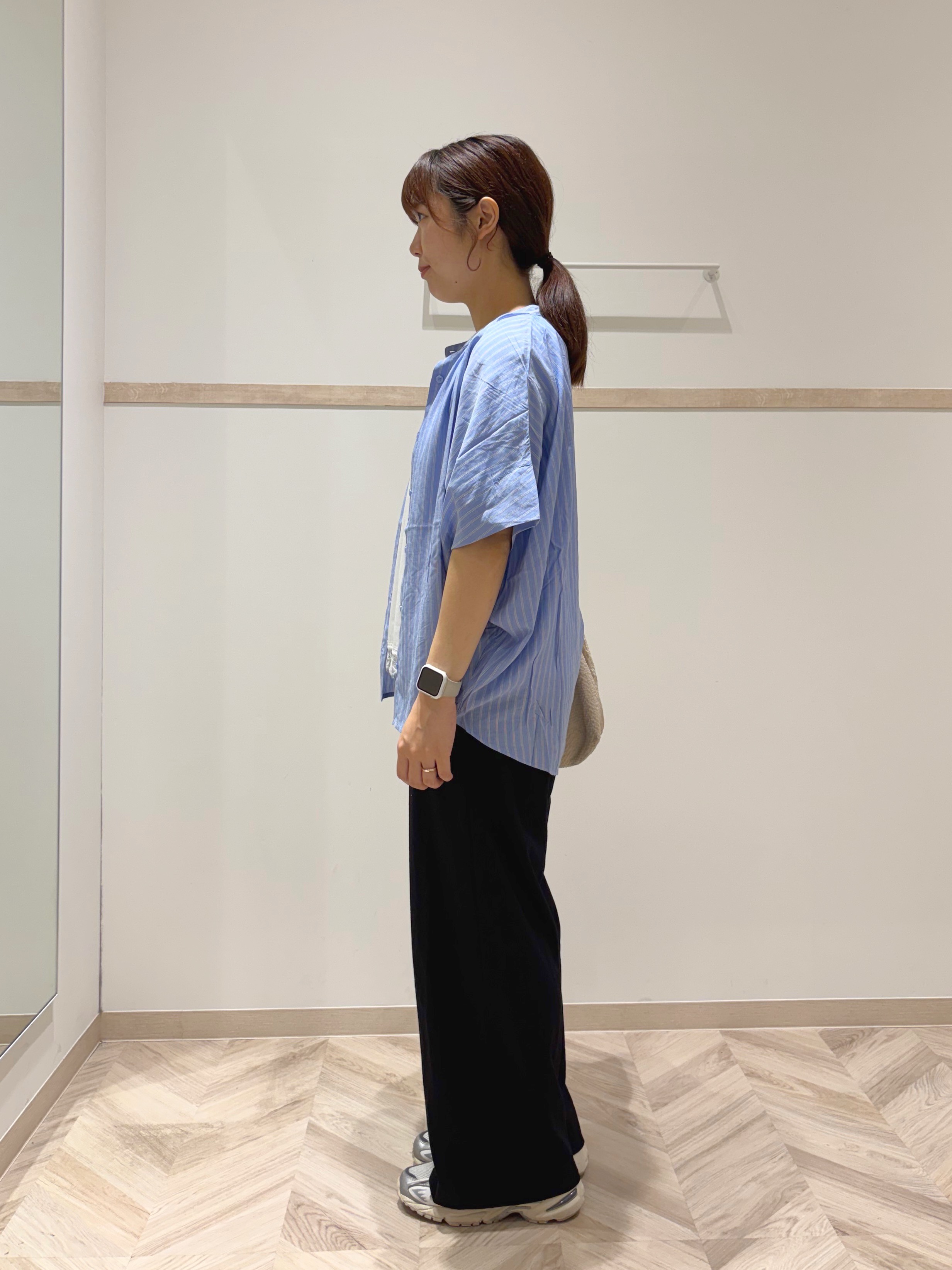 donpiさんの「SHOO･LA･RUE｜【洗濯機可/体型カバー】二の腕隠れる ゆるっとドルマンバンドカラーシャツ」を使ったコーディネート