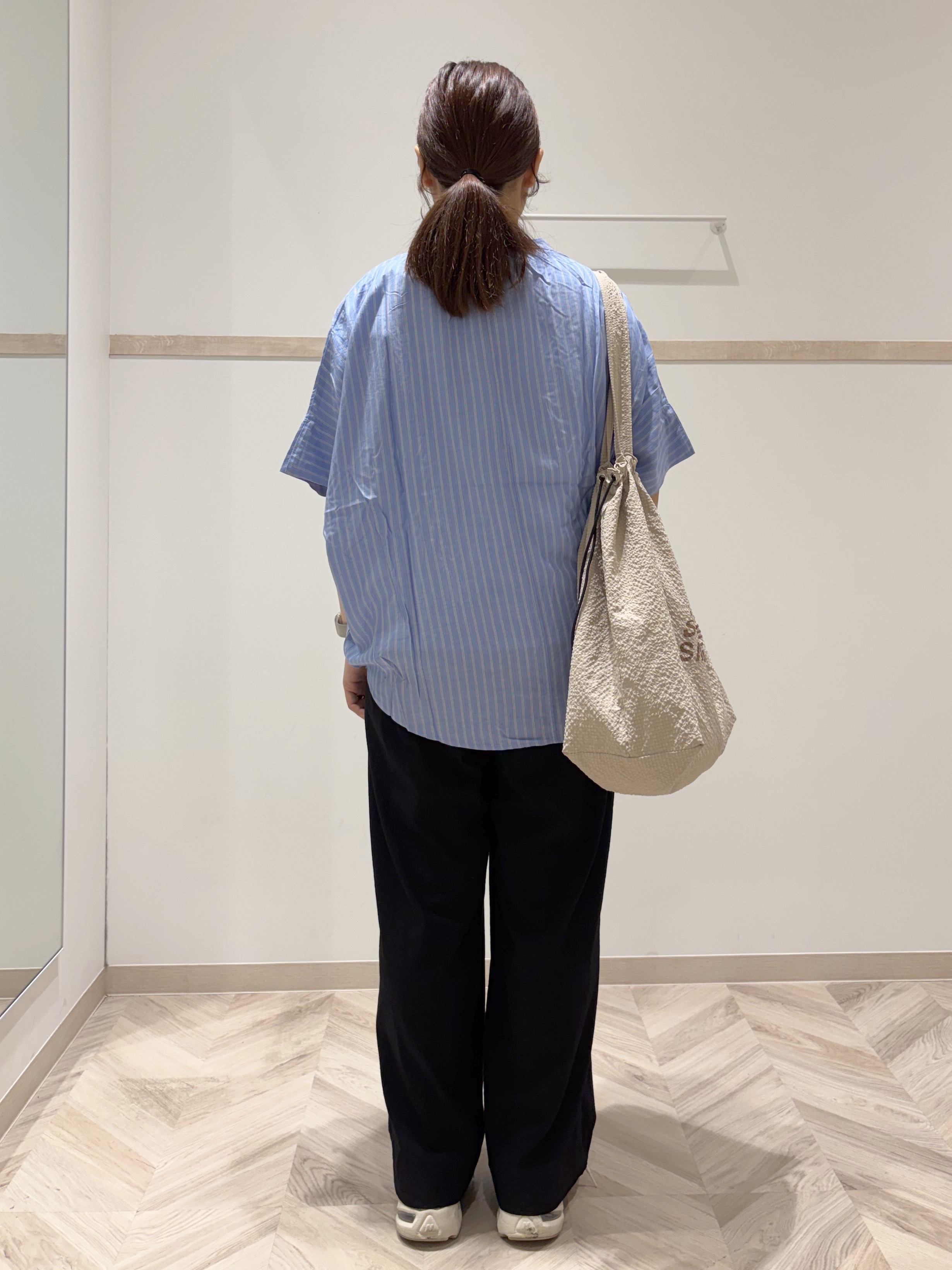 donpiさんの「SHOO･LA･RUE｜【洗濯機可/体型カバー】二の腕隠れる ゆるっとドルマンバンドカラーシャツ」を使ったコーディネート