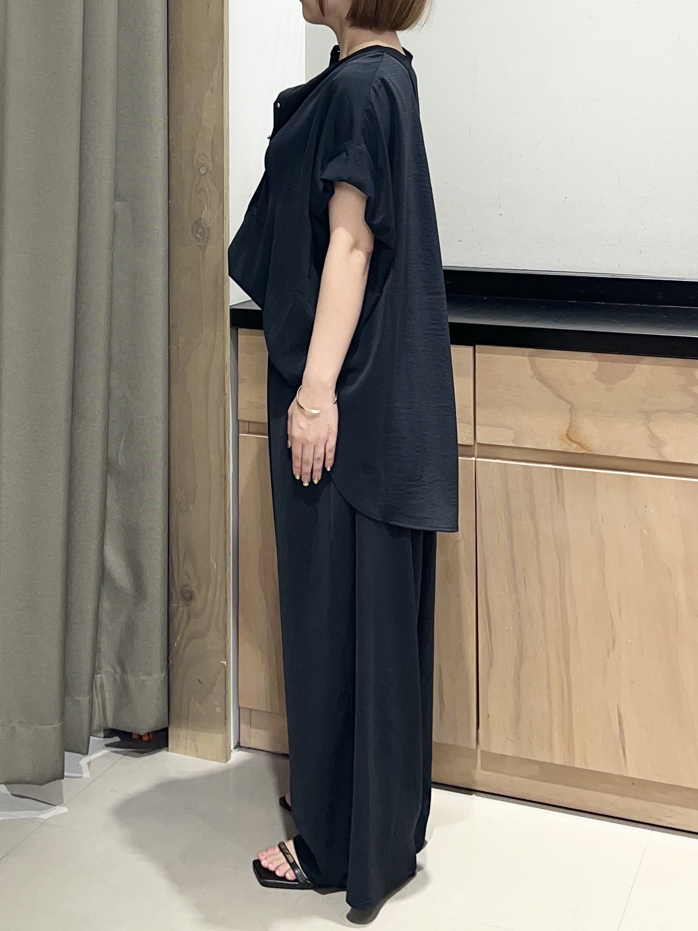 かのさんの「THE SHOP TK｜【防シワ/UV/セットアップ可】やみつきになる とろみバンドカラーブラウス」を使ったコーディネート