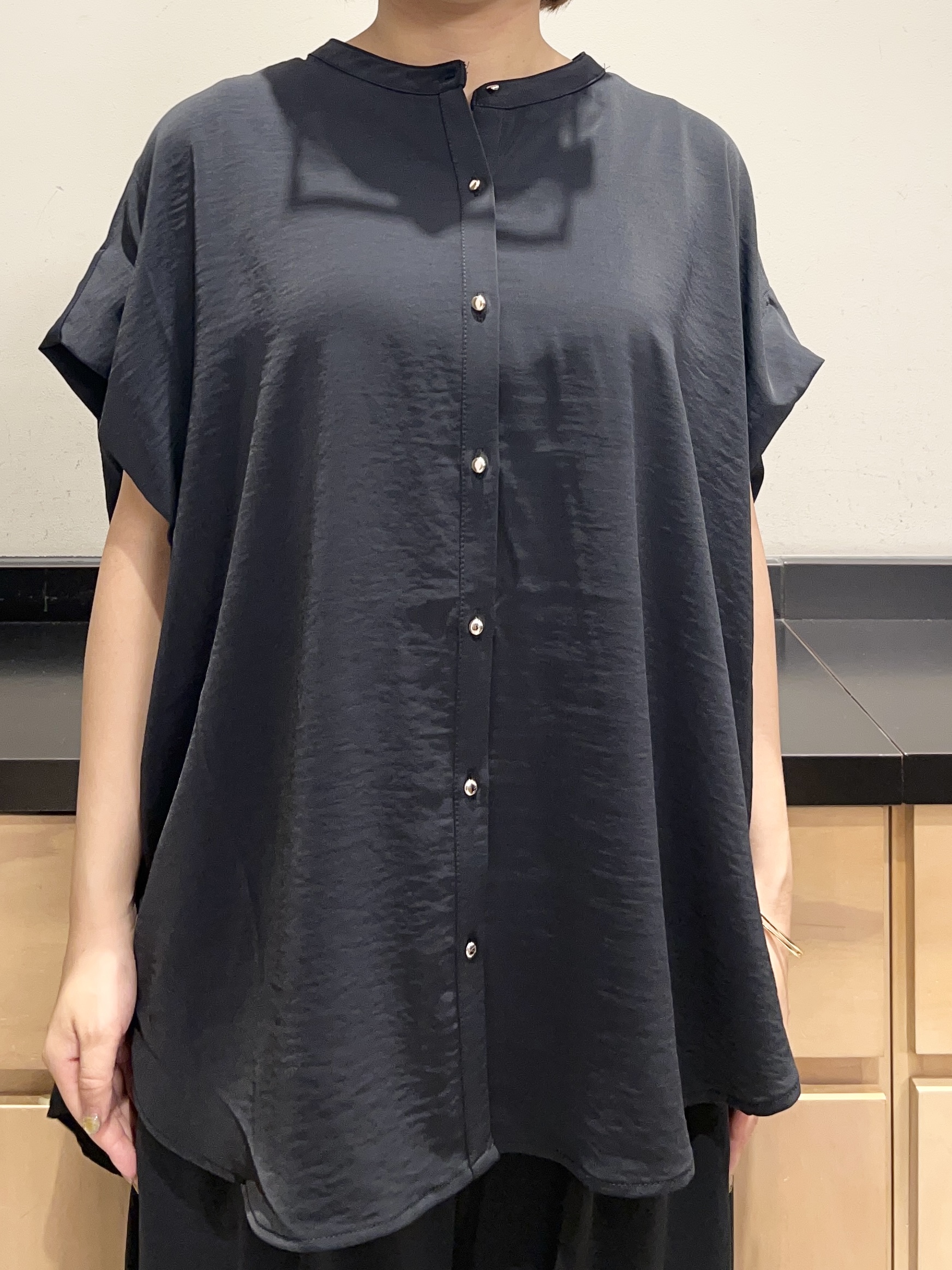 かのさんの「THE SHOP TK｜【防シワ/UV/セットアップ可】やみつきになる とろみバンドカラーブラウス」を使ったコーディネート