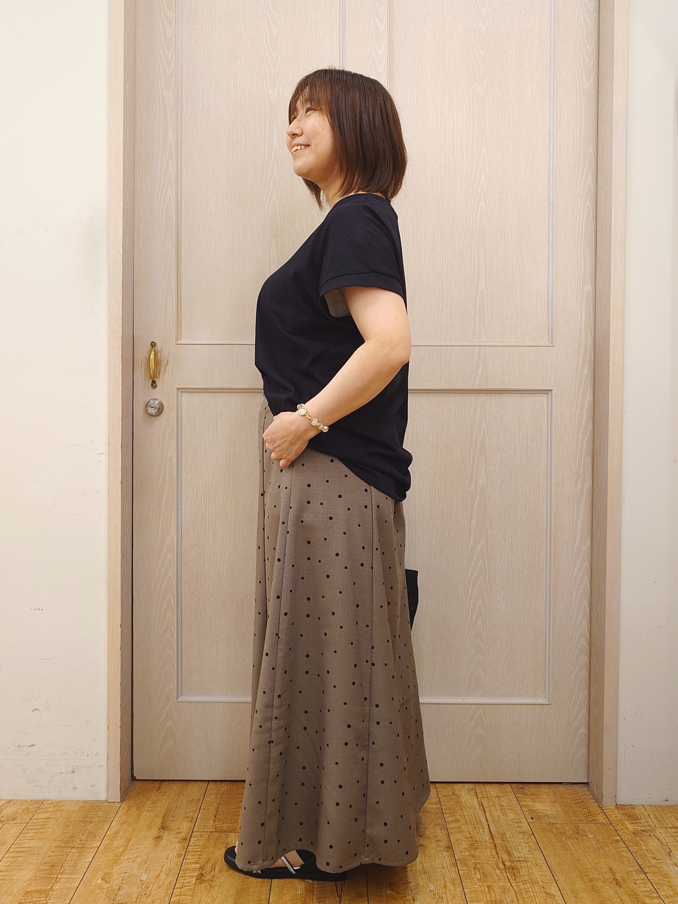 とろろさんの「SHOO･LA･RUE｜【汗じみ防止/S-LL/体型カバー/洗濯機可】汗じみが気になりにくい 大人の刺繍ロゴTシャツ」を使ったコーディネート