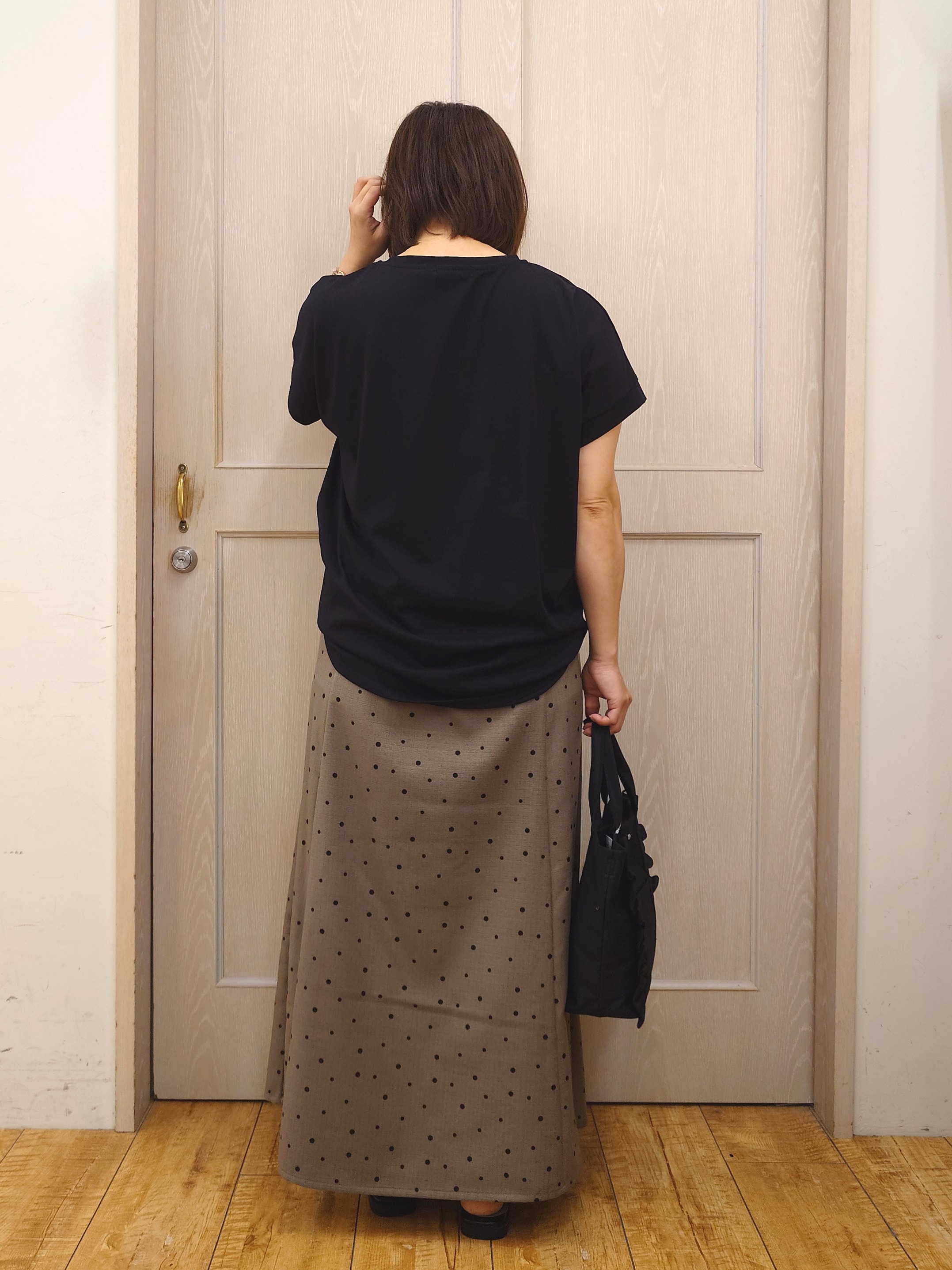 とろろさんの「SHOO･LA･RUE｜【汗じみ防止/S-LL/体型カバー/洗濯機可】汗じみが気になりにくい 大人の刺繍ロゴTシャツ」を使ったコーディネート