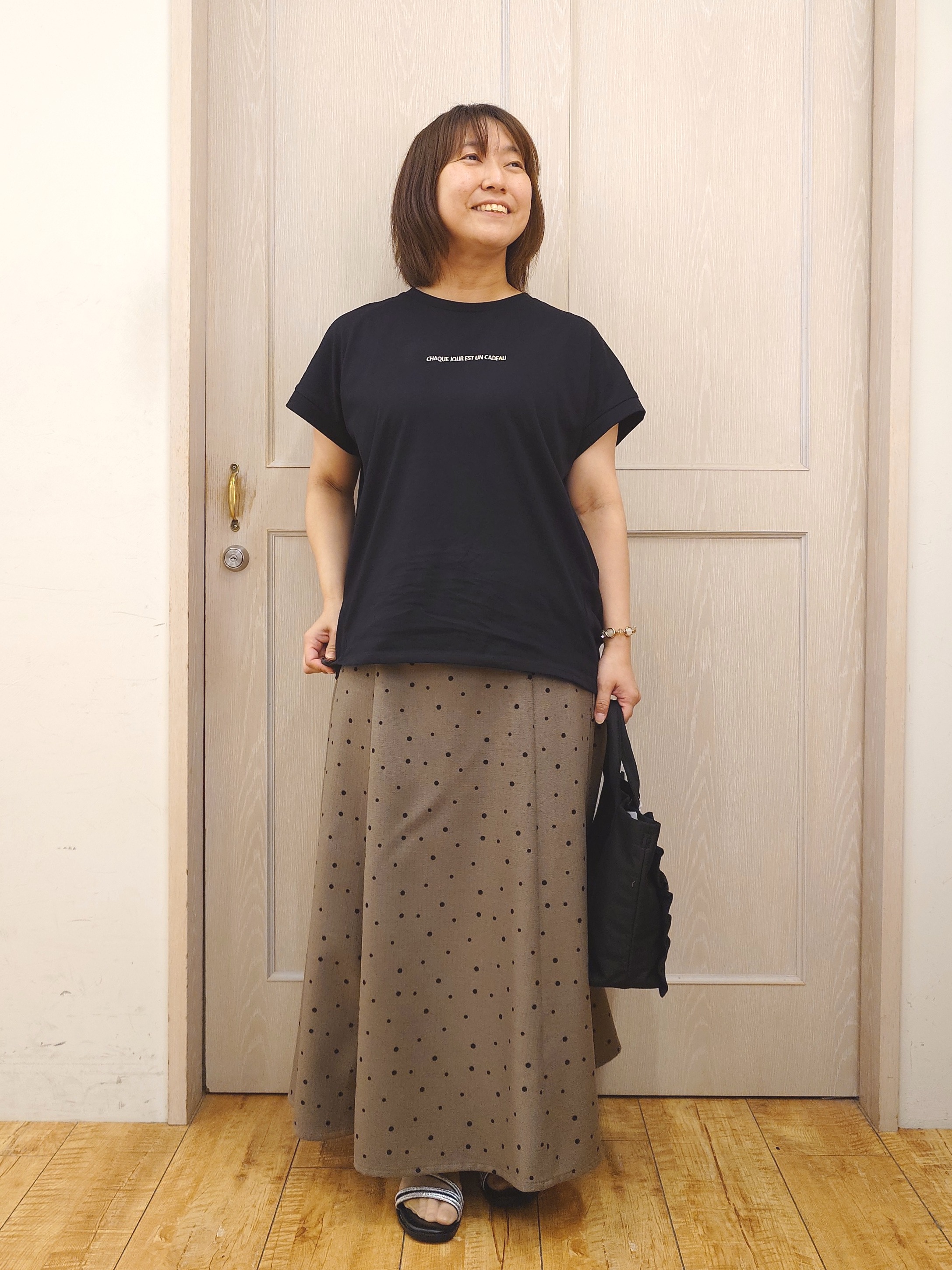 とろろさんの「SHOO･LA･RUE｜【汗じみ防止/S-LL/体型カバー/洗濯機可】汗じみが気になりにくい 大人の刺繍ロゴTシャツ」を使ったコーディネート