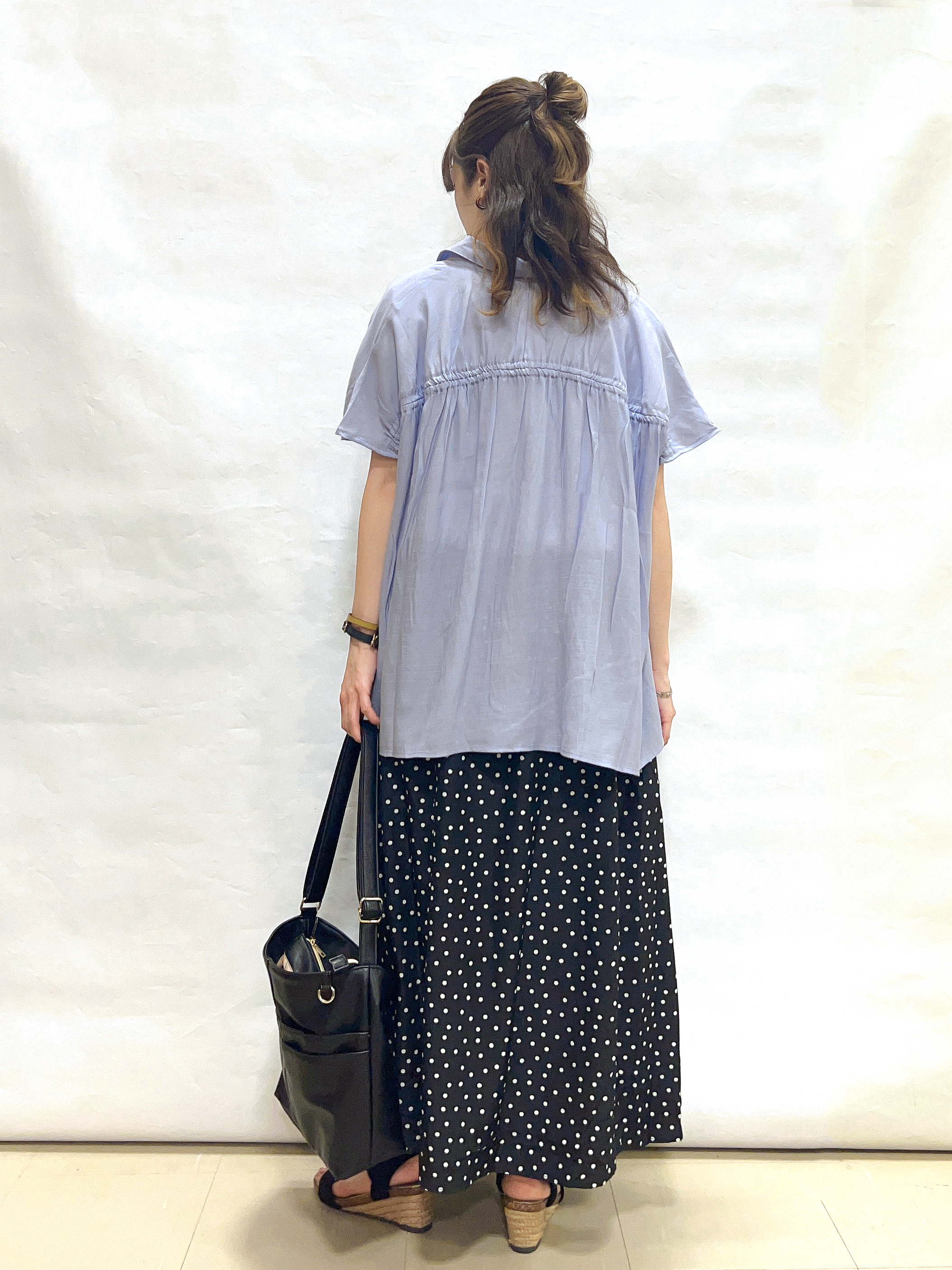 まっつんさんの「SHOO･LA･RUE｜【UV/洗濯機可】ほんのりシアーで上品な バックギャザーブラウス」を使ったコーディネート
