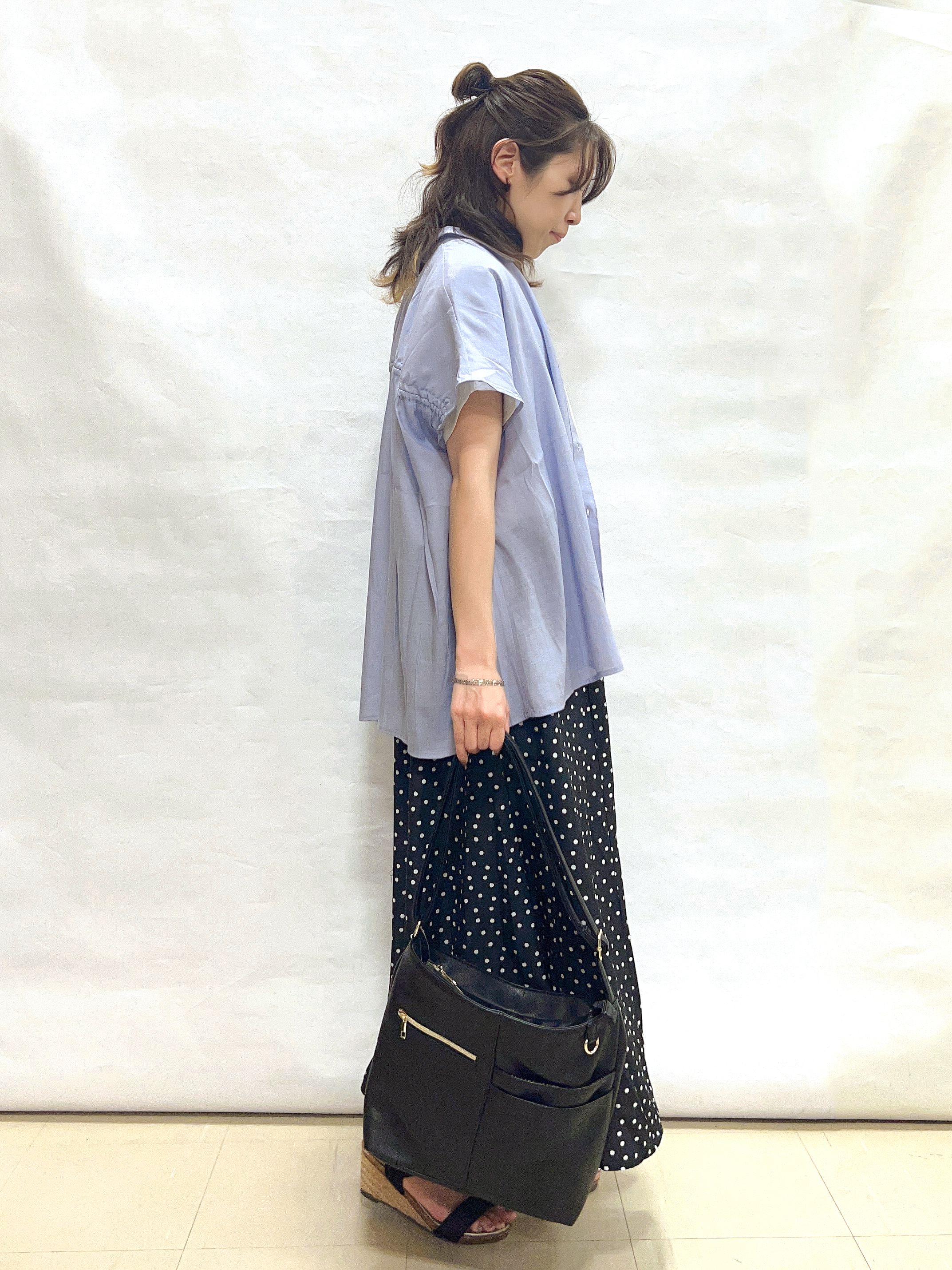 まっつんさんの「SHOO･LA･RUE｜【UV/洗濯機可】ほんのりシアーで上品な バックギャザーブラウス」を使ったコーディネート