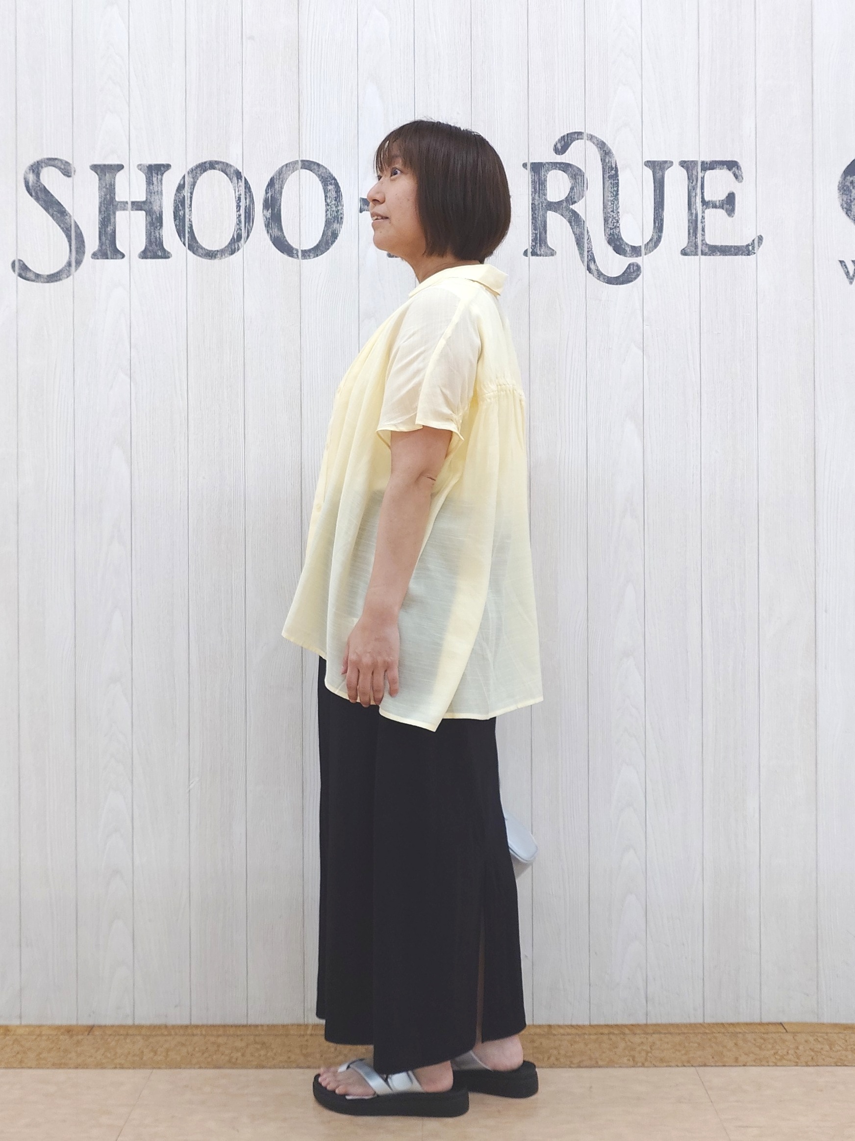 とろろさんの「SHOO･LA･RUE｜【UV/洗濯機可】ほんのりシアーで上品な バックギャザーブラウス」を使ったコーディネート