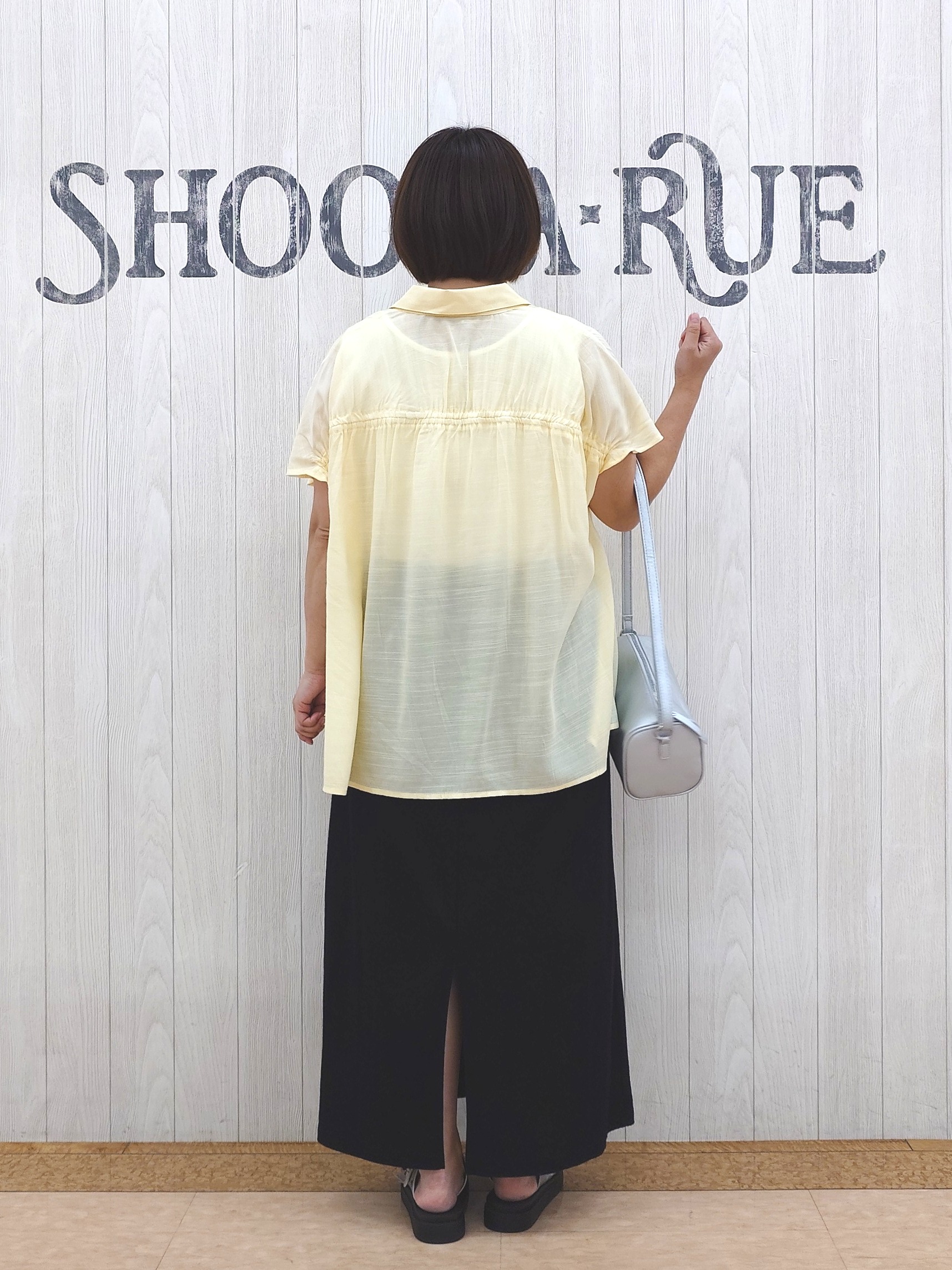 とろろさんの「SHOO･LA･RUE｜【UV/洗濯機可】ほんのりシアーで上品な バックギャザーブラウス」を使ったコーディネート