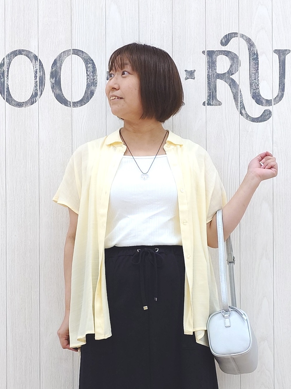 とろろさんの「SHOO･LA･RUE｜【UV/洗濯機可】ほんのりシアーで上品な バックギャザーブラウス」を使ったコーディネート