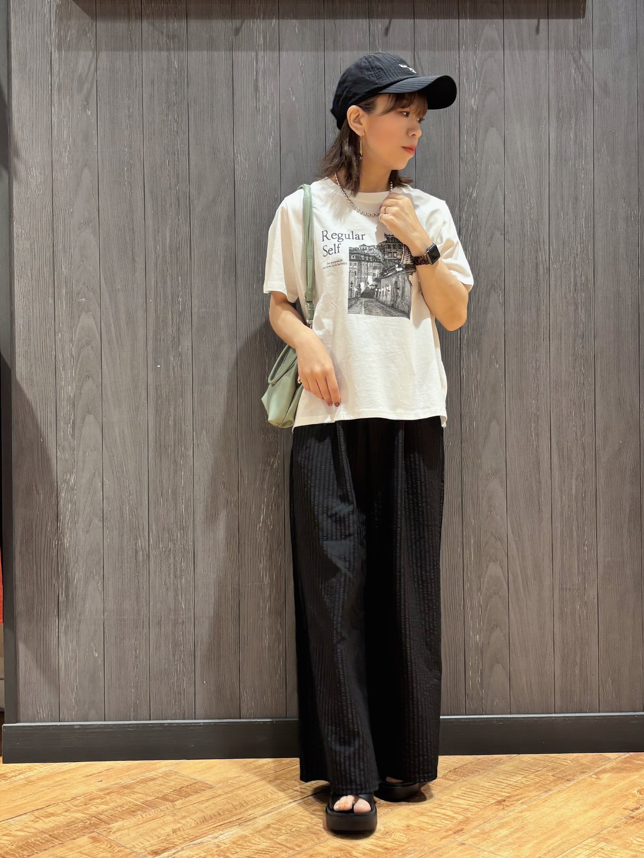 meiさんの「SHOO･LA･RUE｜【S-LL/洗濯機可】大人のベーシックカラープリントTシャツ」を使ったコーディネート