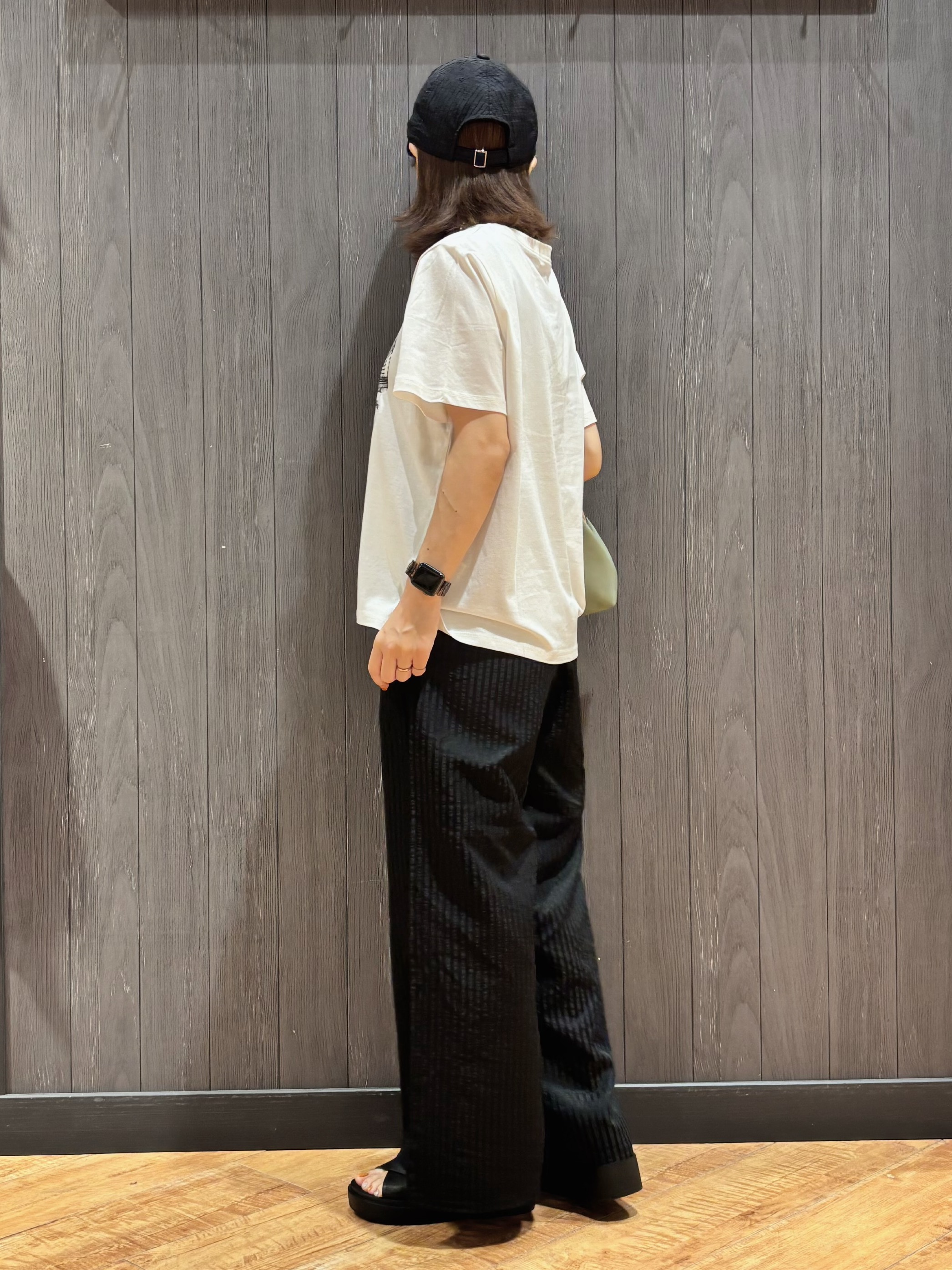 meiさんの「SHOO･LA･RUE｜【S-LL/洗濯機可】大人のベーシックカラープリントTシャツ」を使ったコーディネート